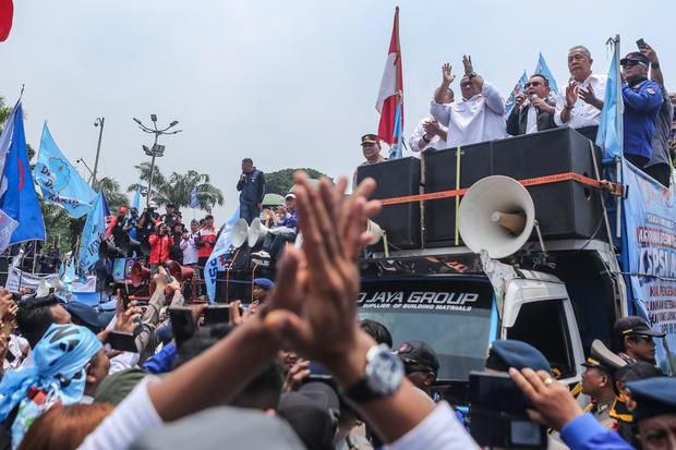 Pimpinan DPR temui massa buruh