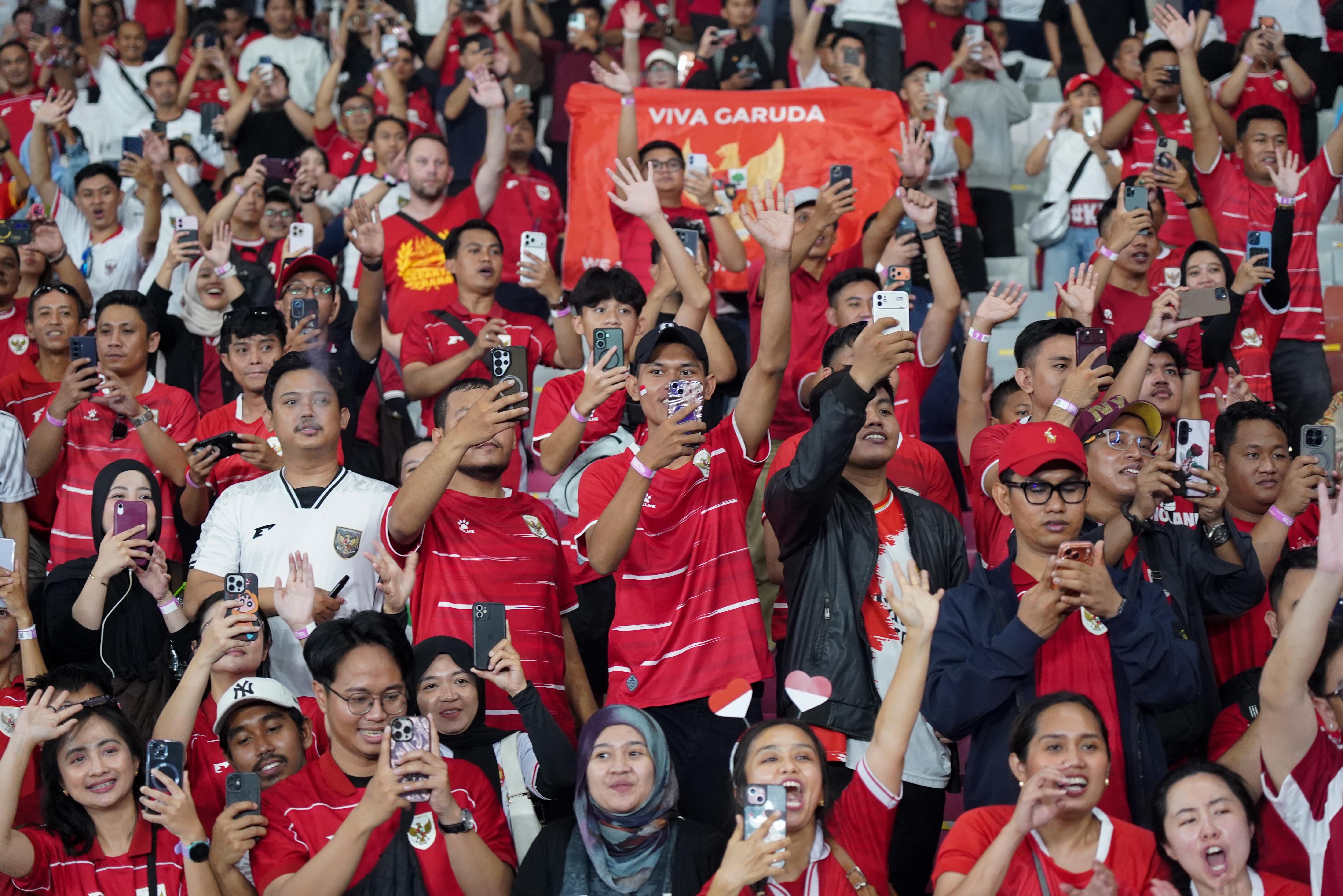 Suporter menyapa pesepak bola Timnas Indonesia usai bertanding pada babak final FIFA ASEAN Cup 2026 melawan Timnas Thailand di Stadion Utama Gelora Bung Karno, Jakarta, Senin (5/10/2026). Timnas Indonesia memenangkan pertandingan final lewat babak adu penalti dengan skor 4-2 dan memastikan skuad asuhan Pelatih John Herdman keluar sebagai juara.