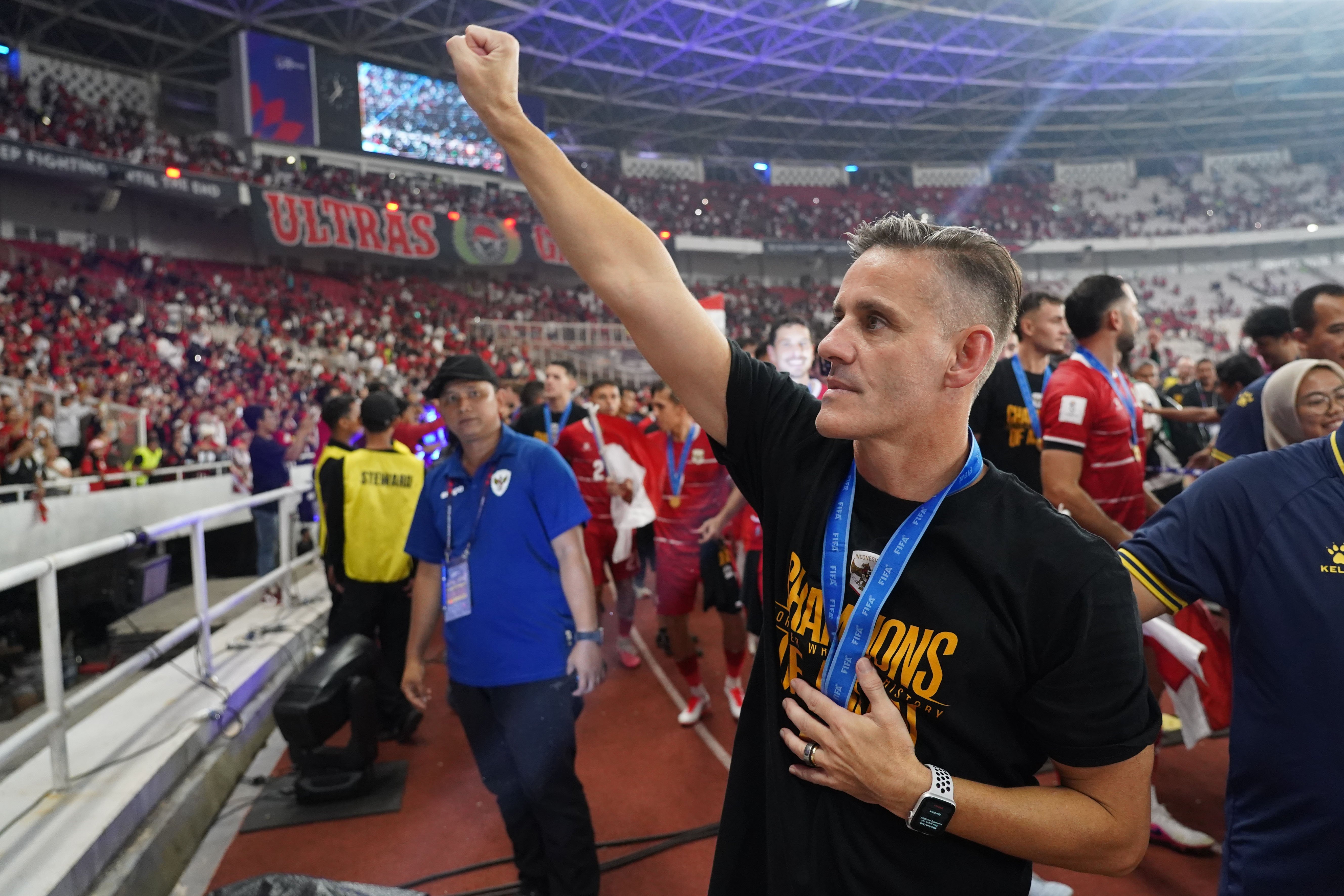 Pelatih John Herdman menyapa suporter usai Timnas Indonesia bertanding pada babak final FIFA ASEAN Cup 2026 melawan Timnas Thailand di Stadion Utama Gelora Bung Karno, Jakarta, Senin (5/10/2026). Timnas Indonesia memenangkan pertandingan final lewat babak adu penalti dengan skor 4-2 dan memastikan keluar sebagai juara.