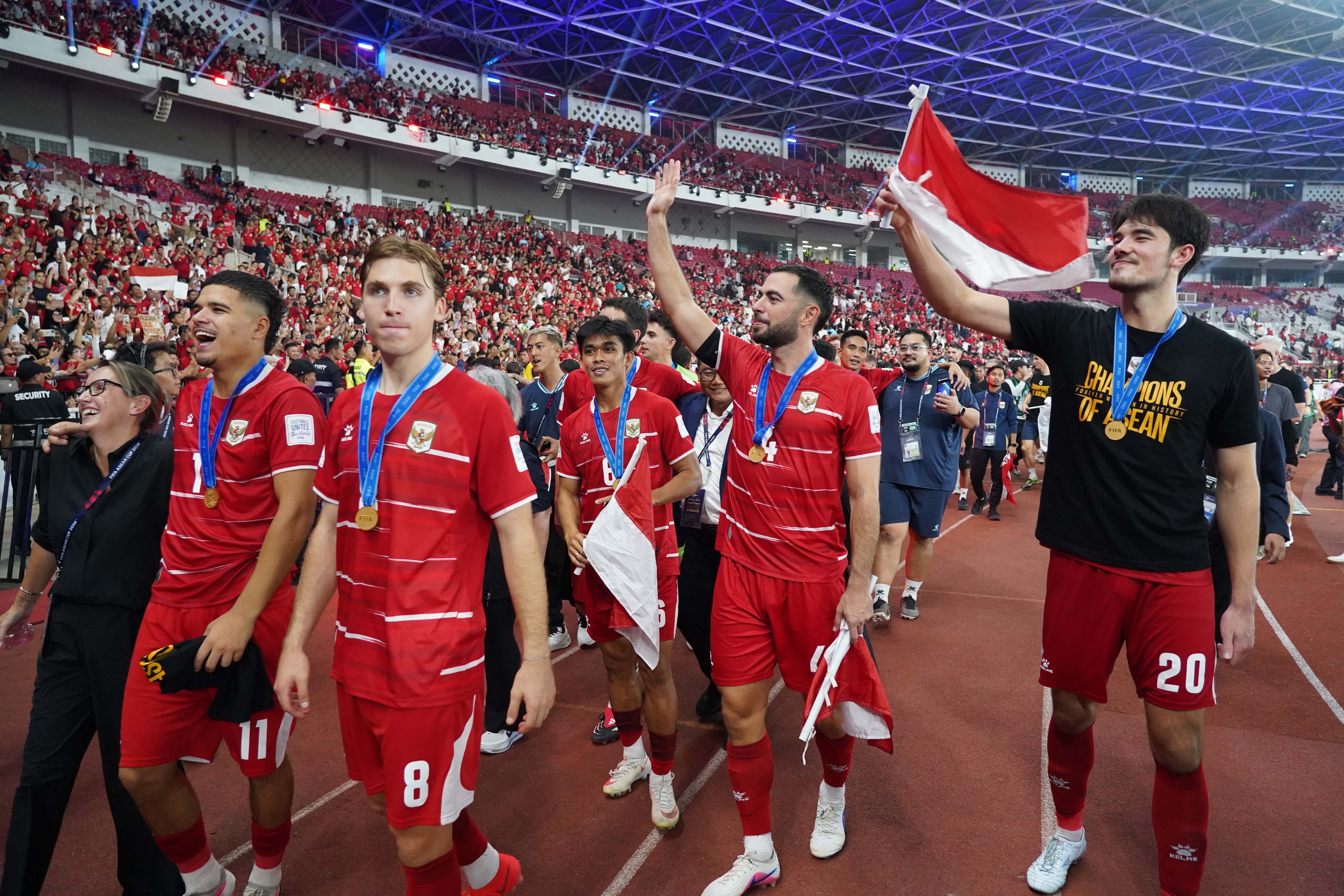 Sejumlah pesepak bola Timnas Indonesia menyapa suporter usai bertanding pada babak final FIFA ASEAN Cup 2026 melawan Timnas Thailand di Stadion Utama Gelora Bung Karno, Jakarta, Senin (5/10/2026). Timnas Indonesia memenangkan pertandingan final lewat babak adu penalti dengan skor 4-2 dan memastikan skuad asuhan Pelatih John Herdman keluar sebagai juara.