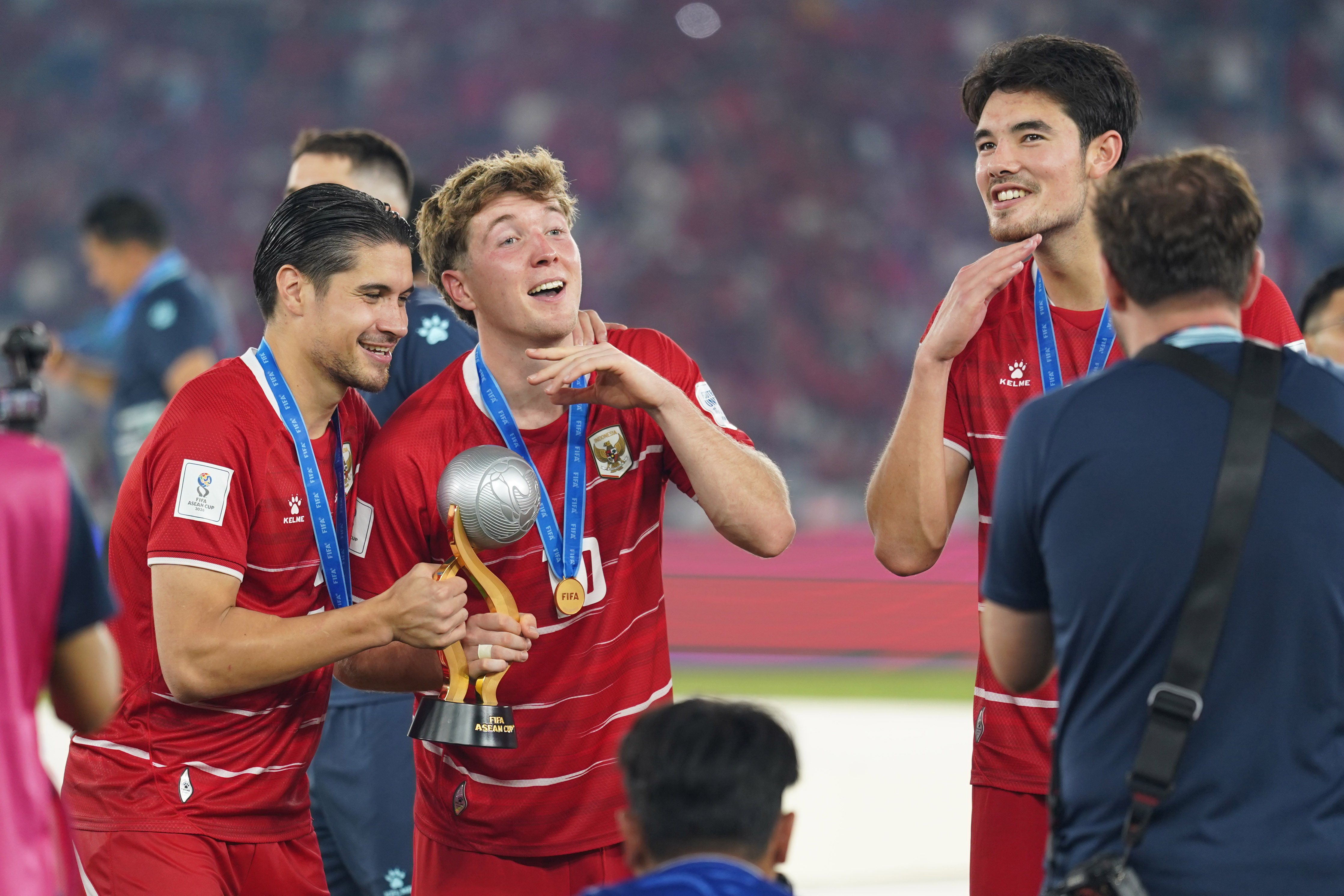 Pesepak bola Timnas Indonesia Kevin Diks (kiri) bersama Ole Romeny dan Elkan Baggott berselebrasi dengan piala juara FIFA ASEAN Cup 2026 usai bertanding pada babak final melawan Timnas Thailand di Stadion Utama Gelora Bung Karno, Jakarta, Senin (5/10/2026). Timnas Indonesia memenangkan pertandingan final lewat babak adu penalti dengan skor 4-2 dan memastikan skuad asuhan Pelatih John Herdman keluar sebagai juara.