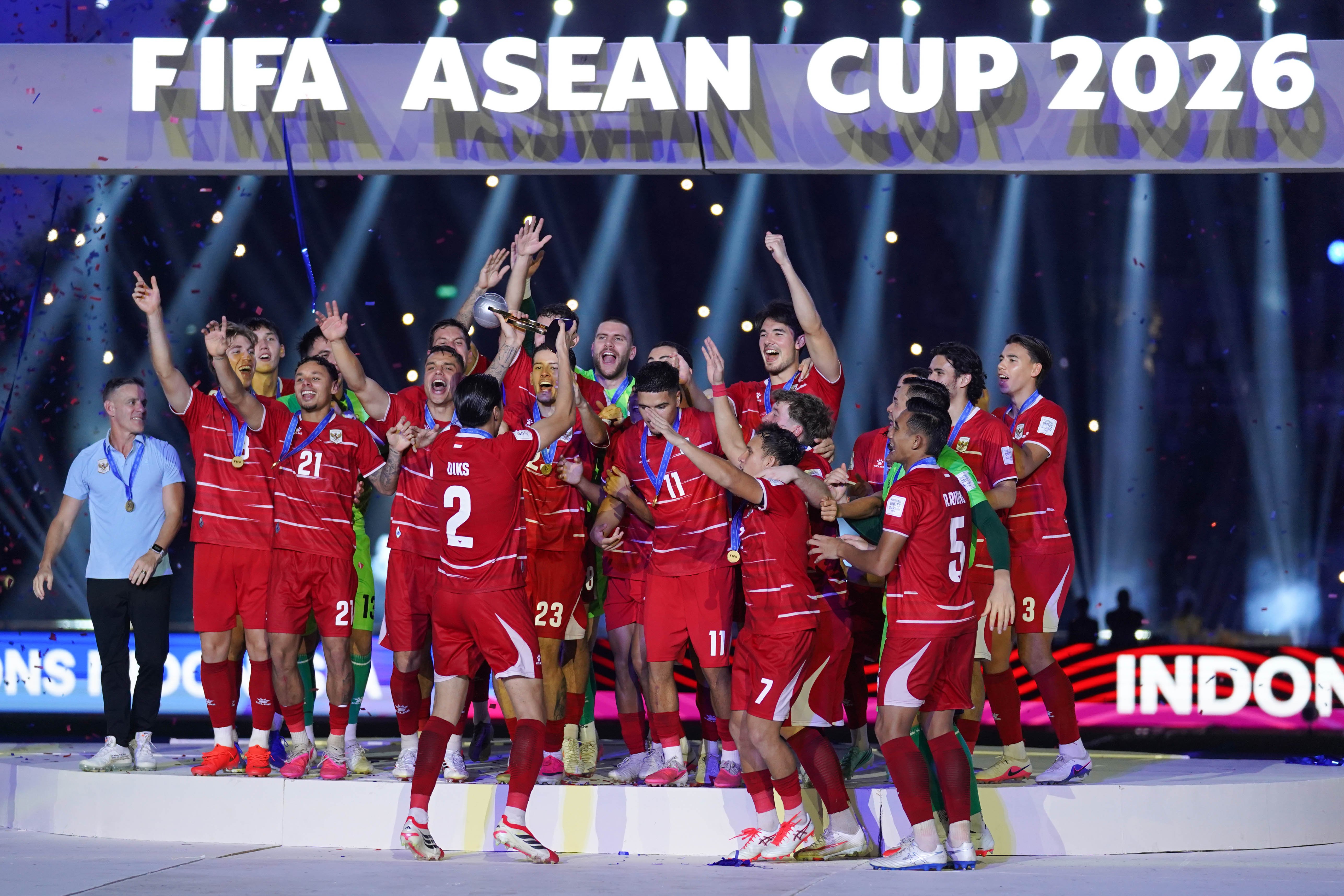 Sejumlah pesepak bola Timnas Indonesia berselebrasi dengan piala juara FIFA ASEAN Cup 2026 usai bertanding pada babak final melawan Timnas Thailand di Stadion Utama Gelora Bung Karno, Jakarta, Senin (5/10/2026). Timnas Indonesia memenangkan pertandingan final lewat babak adu penalti dengan skor 4-2 dan memastikan skuad asuhan Pelatih John Herdman keluar sebagai juara.