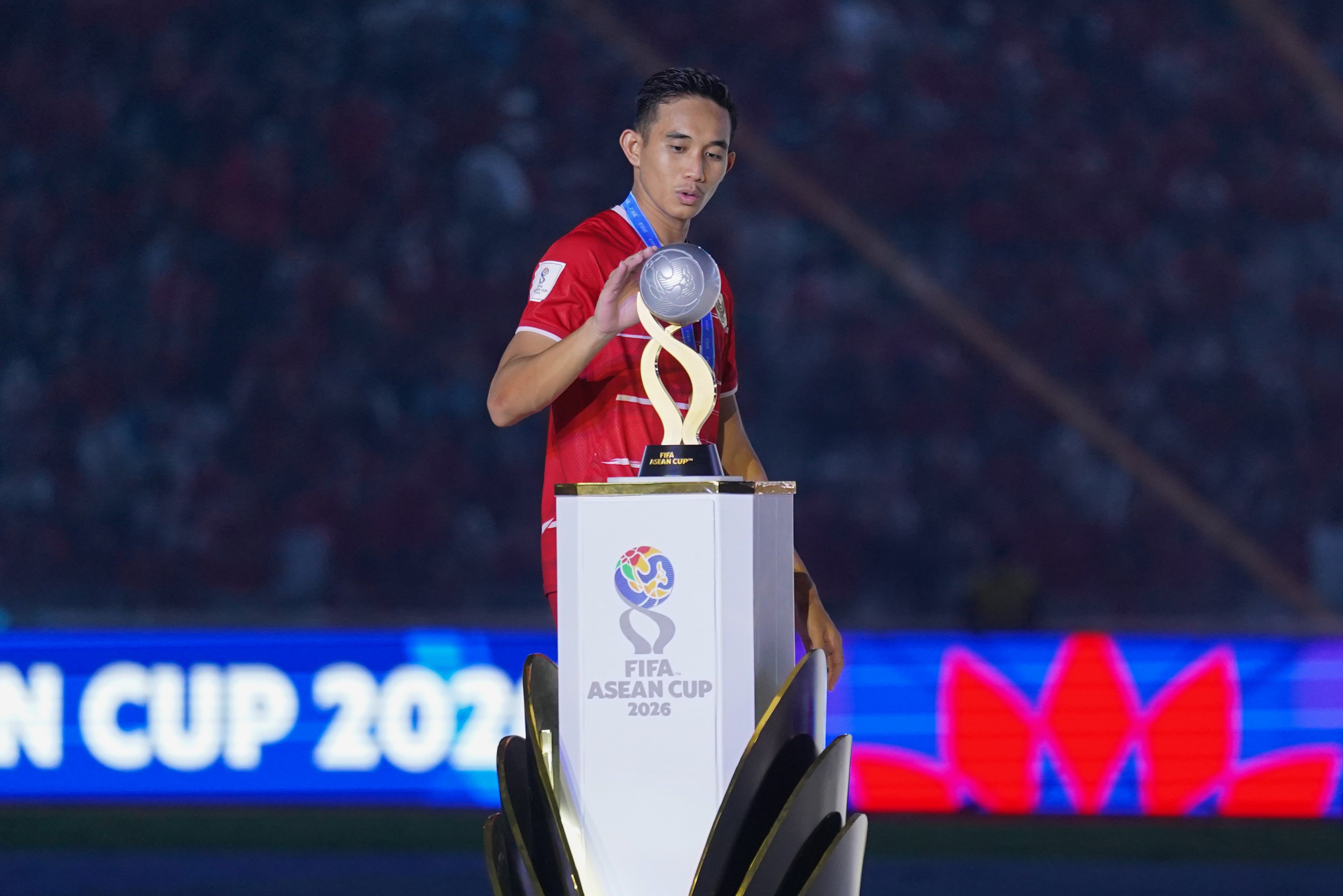 Pesepak bola Timnas Indonesia Rizky Ridho memegang piala juara FIFA ASEAN Cup 2026 usai bertanding melawan Timnas Thailand di final FIFA ASEAN Cup 2026 di Stadion Utama Gelora Bung Karno, Jakarta, Senin (5/10/2026). Timnas Indonesia memenangkan pertandingan final lewat babak adu penalti dengan skor 4-2 dan memastikan skuad asuhan Pelatih John Herdman keluar sebagai juara.