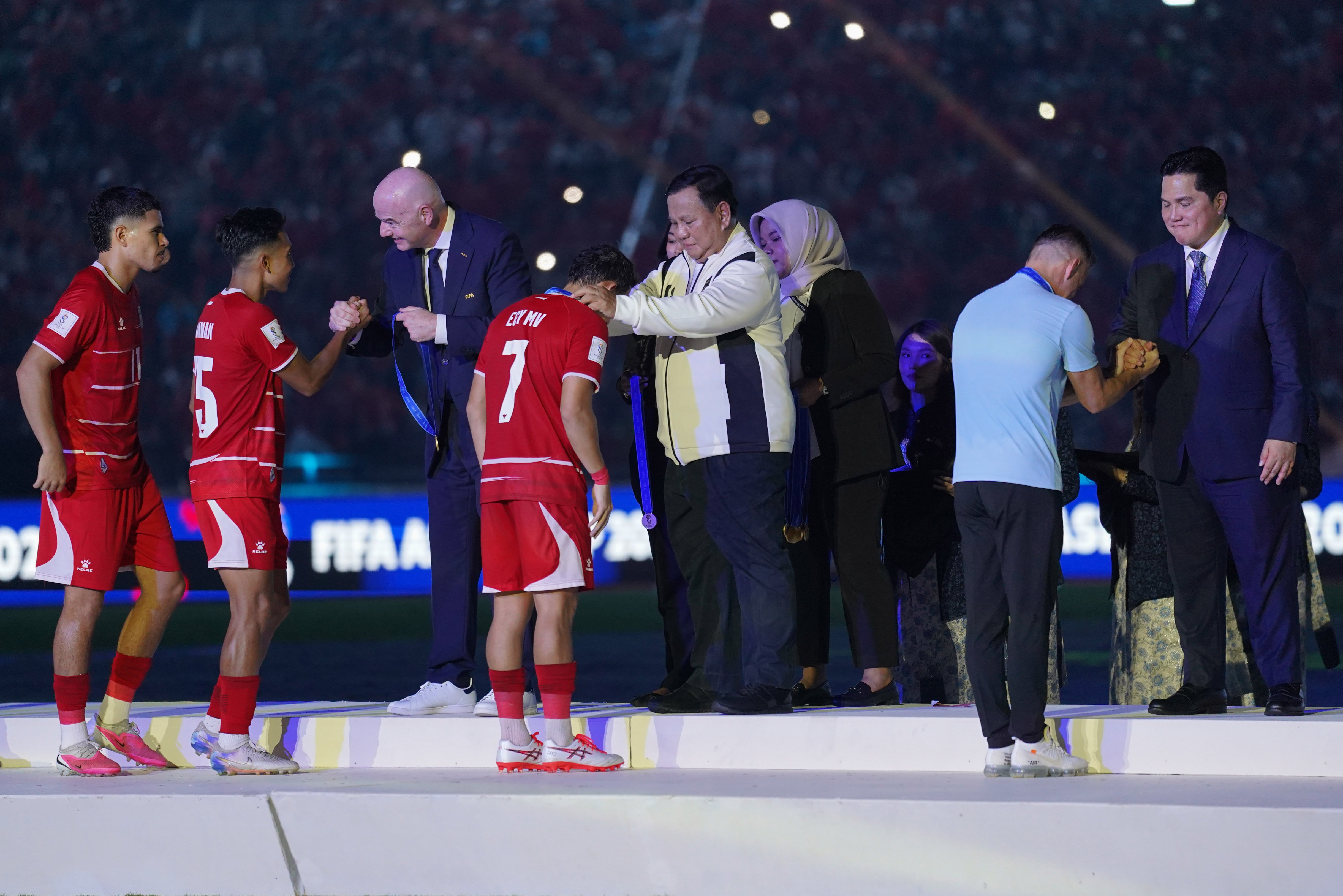 Presiden FIFA Gianni Infantino (ketiga kiri) bersama Presiden Prabowo Subianto (ketiga kanan) dan Ketua Umum PSSI Erick Thohir (kanan) memberikan medali kepada pesepak bola Timnas Indonesia yang memenangkan pertandingan dari Timnas Thailand di final FIFA ASEAN Cup 2026 di Stadion Utama Gelora Bung Karno, Jakarta, Senin (5/10/2026). Timnas Indonesia memenangkan pertandingan final lewat babak adu penalti dengan skor 4-2 dan memastikan skuad asuhan Pelatih John Herdman keluar sebagai juara.