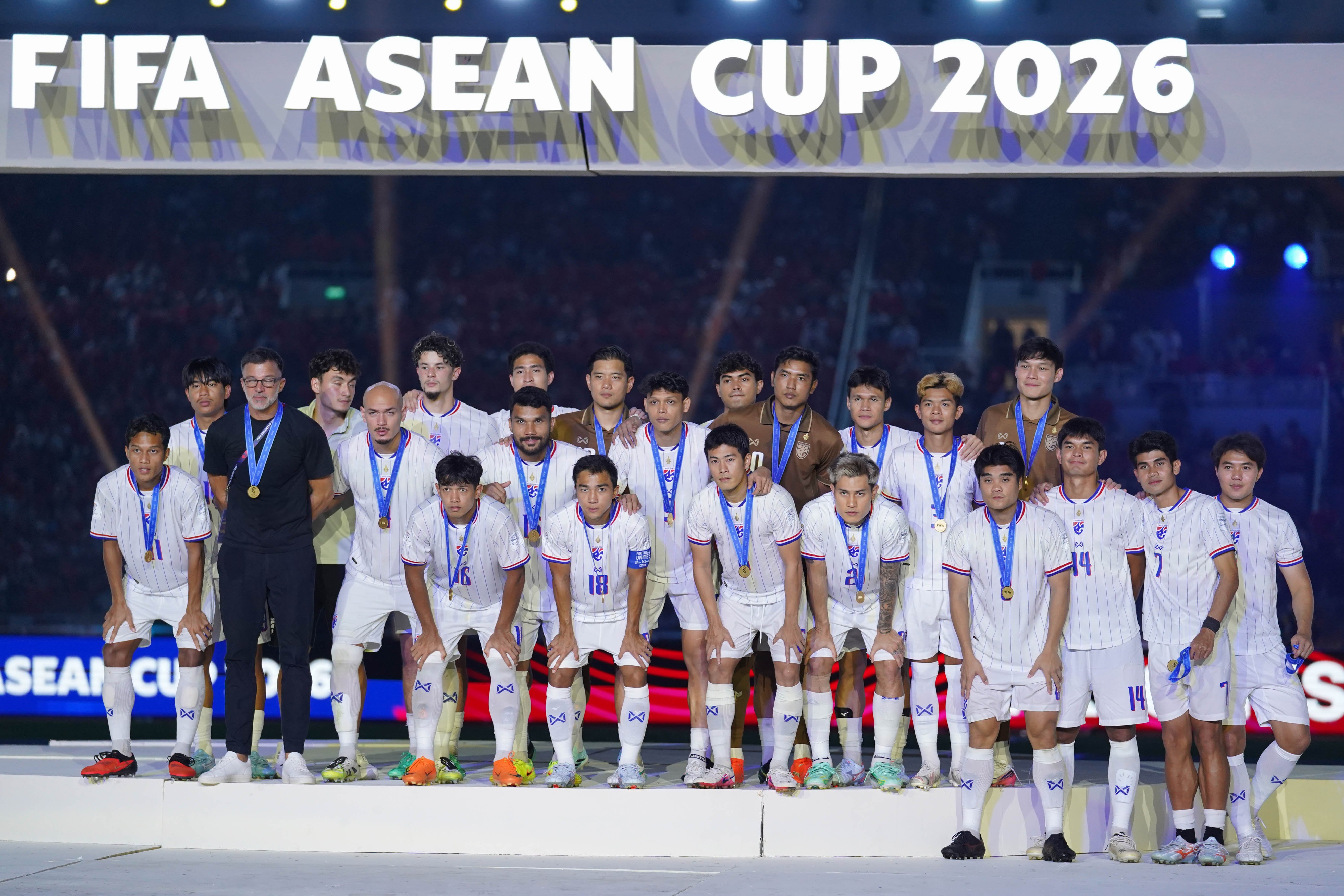 Sejumlah pesepak bola Timnas Thailand berfoto bersama menerima usai bertanding melawan Timnas Indonesia pada babak final FIFA ASEAN Cup 2026 di Stadion Utama Gelora Bung Karno, Jakarta, Senin (5/10/2026). Timnas Indonesia memenangkan pertandingan final lewat babak adu penalti dengan skor 4-2 dan memastikan skuad asuhan Pelatih John Herdman keluar sebagai juara.