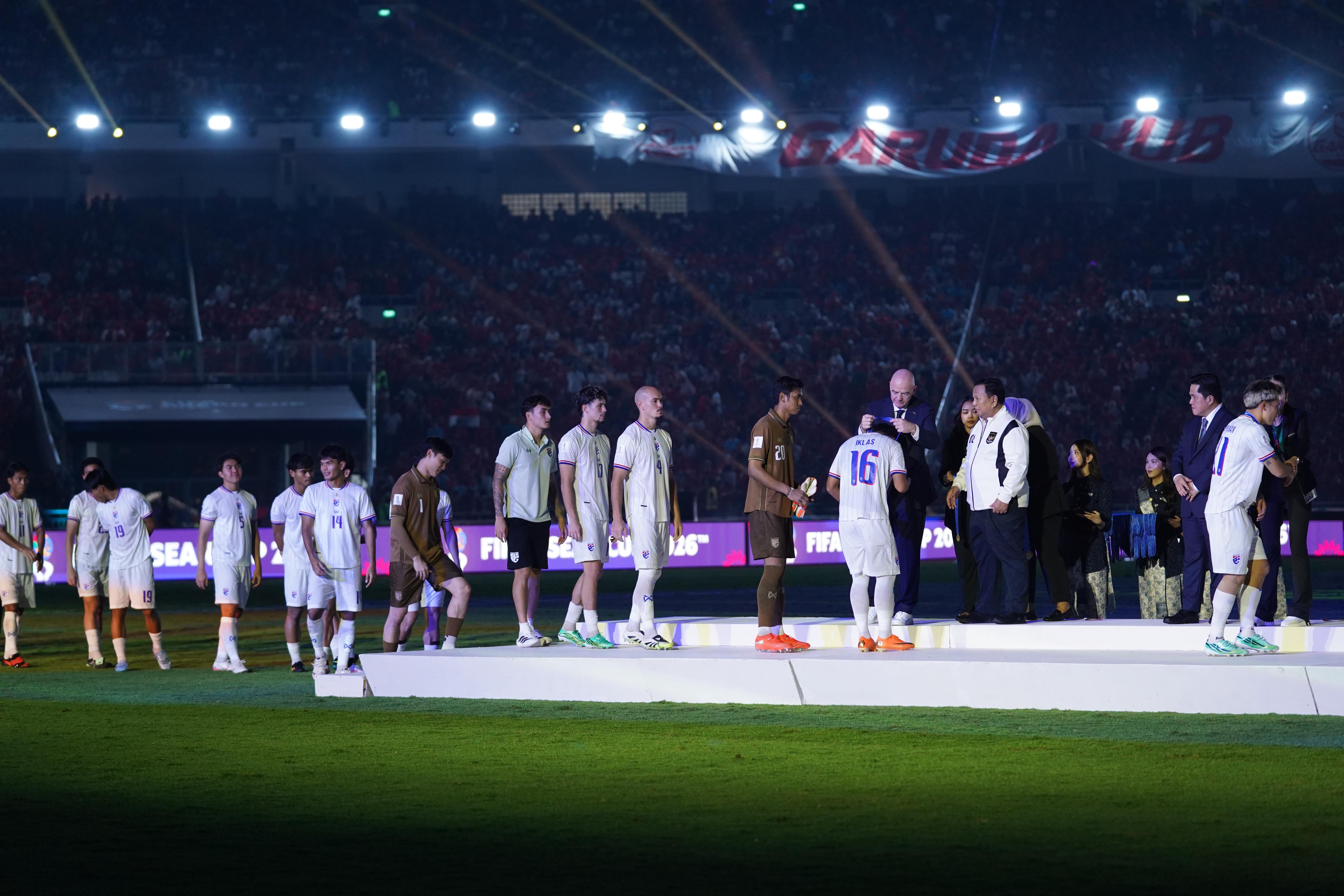 Sejumlah pesepak bola Timnas Thailand menerima medali perak usai bertanding melawan Timnas Indonesia pada babak final FIFA ASEAN Cup 2026 di Stadion Utama Gelora Bung Karno, Jakarta, Senin (5/10/2026). Timnas Indonesia memenangkan pertandingan final lewat babak adu penalti dengan skor 4-2 dan memastikan skuad asuhan Pelatih John Herdman keluar sebagai juara.
