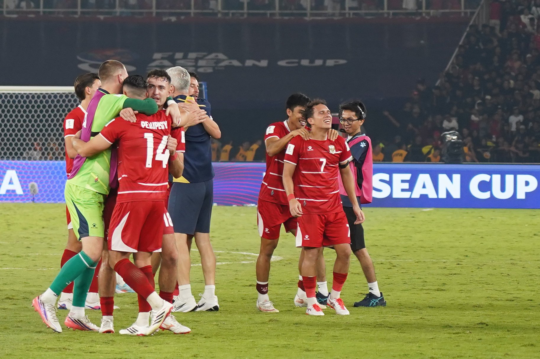 Sejumlah pesepak bola Timnas Indonesia berselebrasi usai berhasil memenangkan pertandingan di babak adu penalti melawan Timnas Thailand pada final FIFA ASEAN Cup 2026 di Stadion Utama Gelora Bung Karno, Jakarta, Senin (5/10/2026). Pertandingan tersebut dimenangkan oleh Timnas Indonesia lewat babak adu penalti dengan skor 4-2 dan memastikan skuad asuhan Pelatih John Herdman keluar sebagai juara.