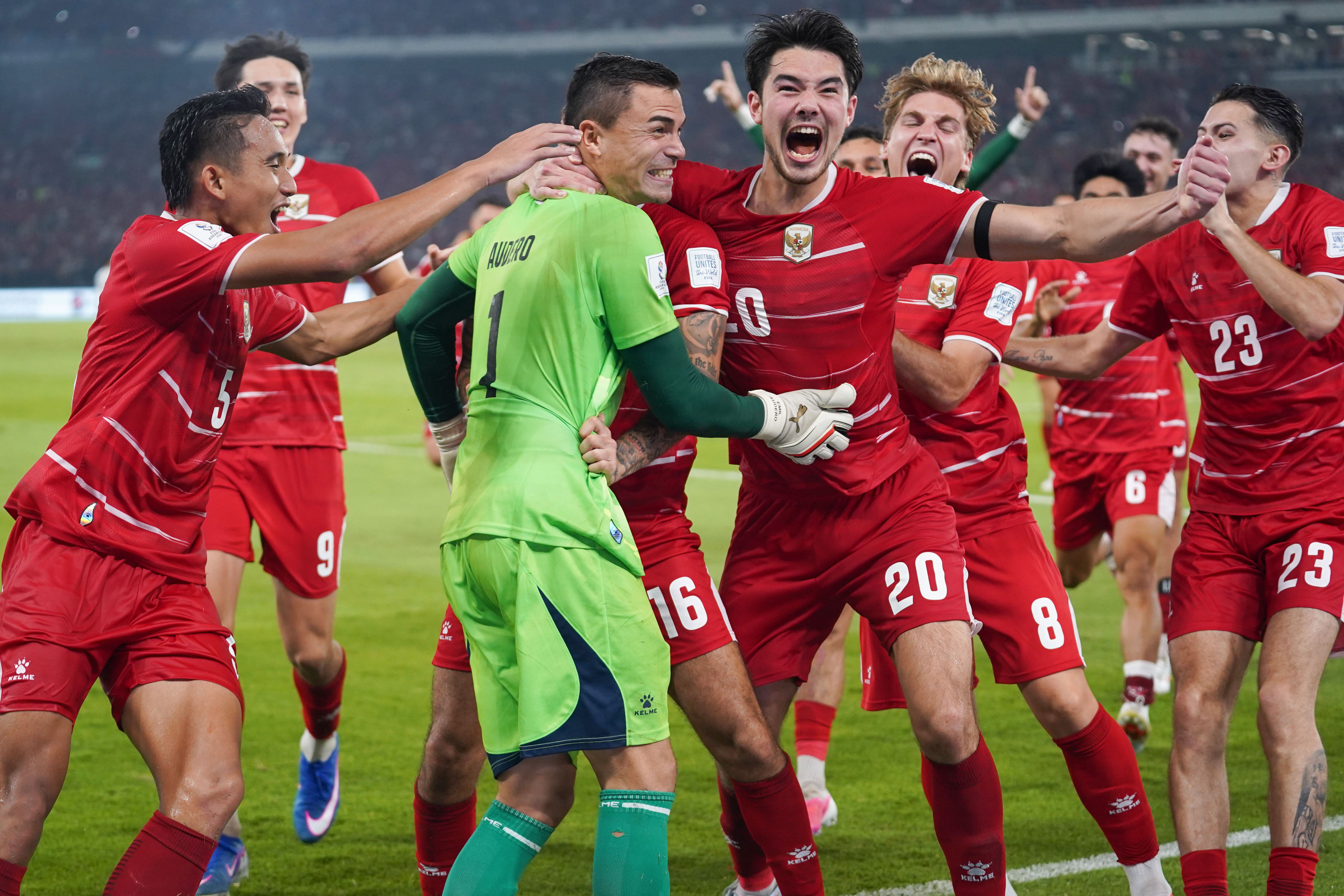 Sejumlah pesepak bola Timnas Indonesia berselebrasi usai berhasil memenangkan pertandingan di babak adu penalti melawan Timnas Thailand pada final FIFA ASEAN Cup 2026 di Stadion Utama Gelora Bung Karno, Jakarta, Senin (5/10/2026). Pertandingan tersebut dimenangkan oleh Timnas Indonesia lewat babak adu penalti dengan skor 4-2 dan memastikan skuad asuhan Pelatih John Herdman keluar sebagai juara.