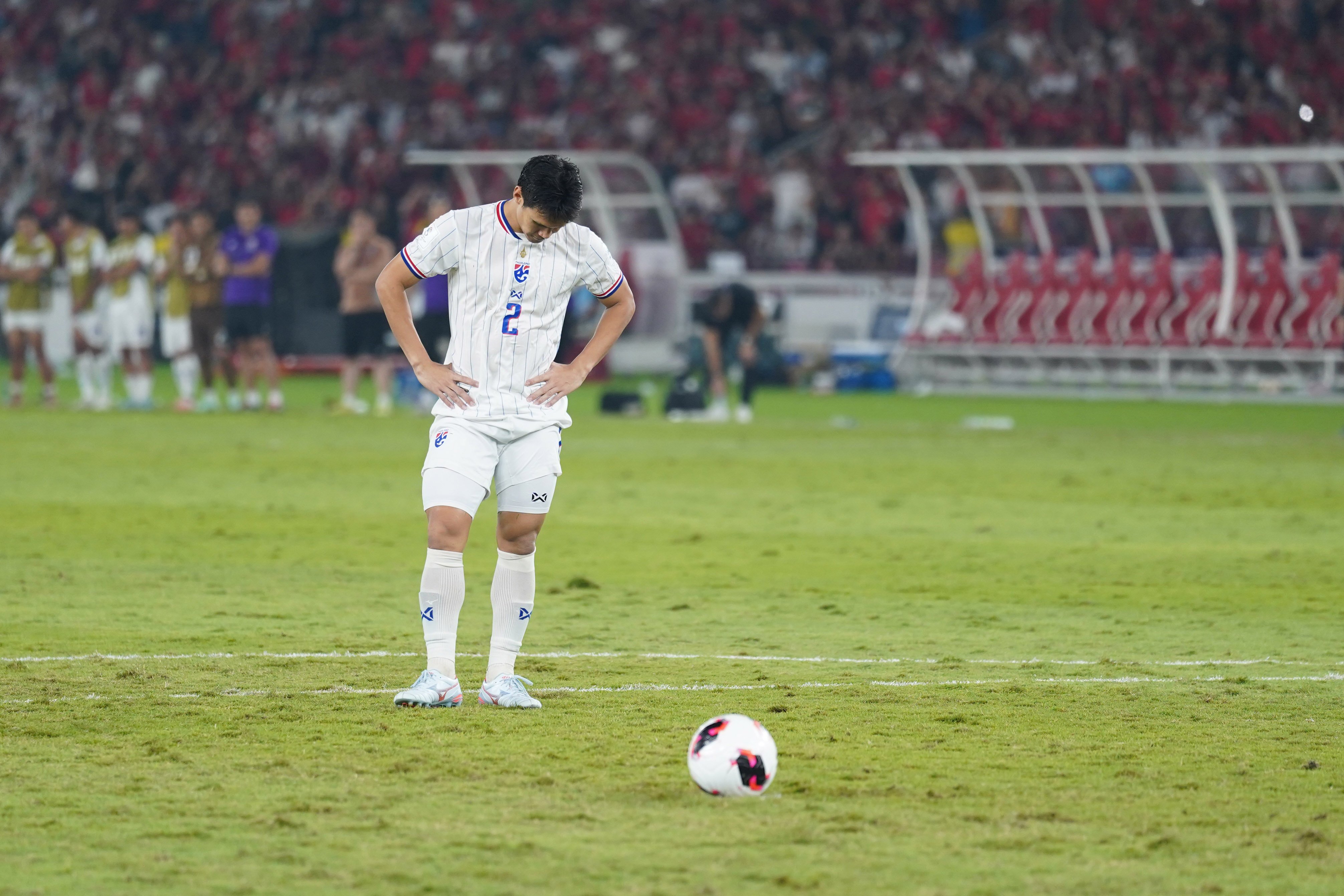 Pesepakbola Timnas Thailand Nattapong Sayriya bersiap menendang bola ke gawang Timnas Indonesia saat saat babak adu penalti pada pertandingan final FIFA ASEAN Cup 2026 di Stadion Utama Gelora Bung Karno, Jakarta, Senin (5/10/2026). Pertandingan tersebut dimenangkan oleh Timnas Indonesia lewat babak adu penalti dengan skor 4-2 dan memastikan skuad asuhan Pelatih John Herdman keluar sebagai juara.