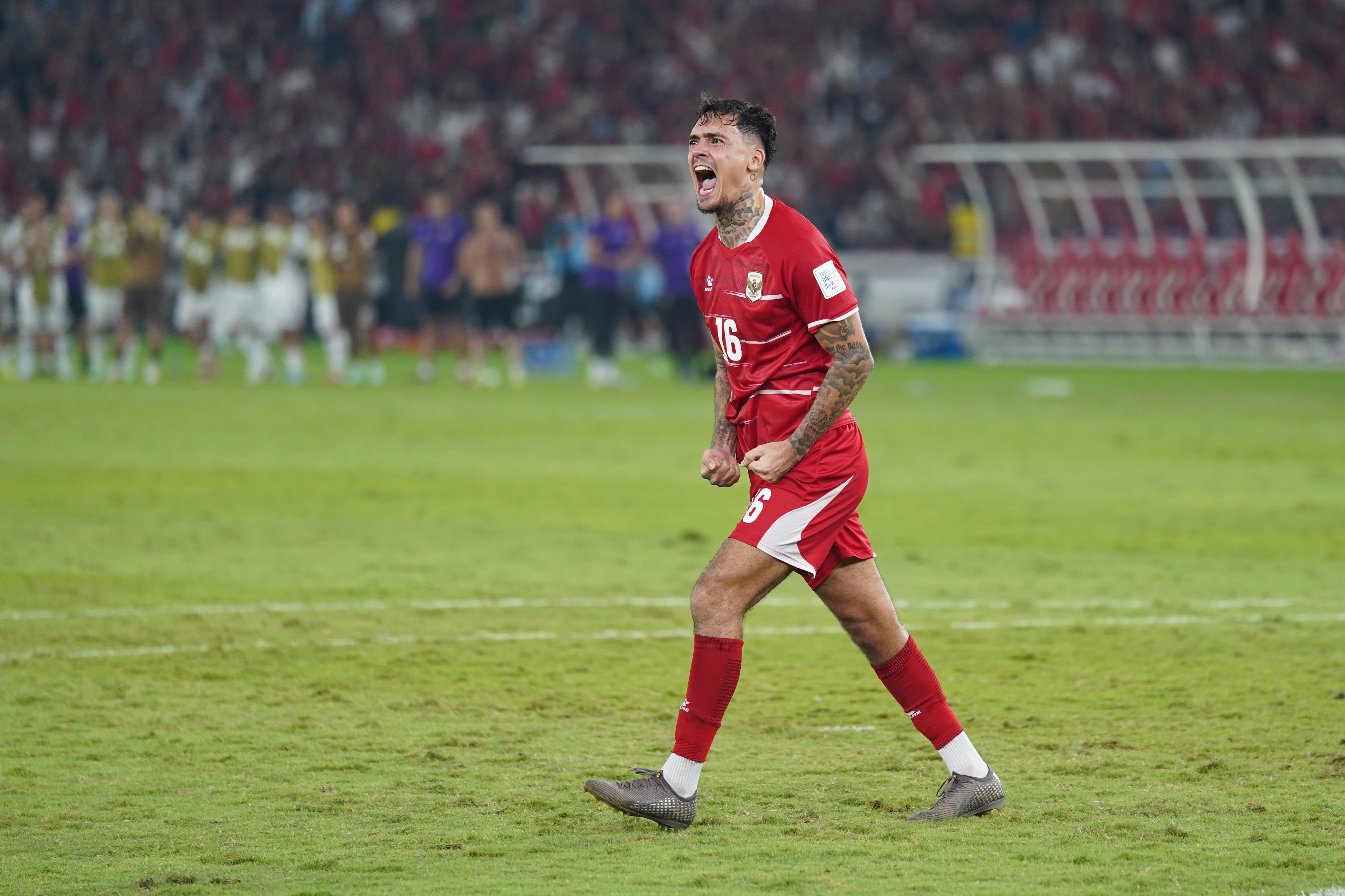 Pesepak bola Timnas Indonesia Shayne Pattynama berselebrasi usai mencetak gol ke gawang Timnas Thailand saat babak adu penalti pada pertandingan final FIFA ASEAN Cup 2026 di Stadion Utama Gelora Bung Karno, Jakarta, Senin (5/10/2026). Pertandingan tersebut dimenangkan oleh Timnas Indonesia lewat babak adu penalti dengan skor 4-2 dan memastikan skuad asuhan Pelatih John Herdman keluar sebagai juara.