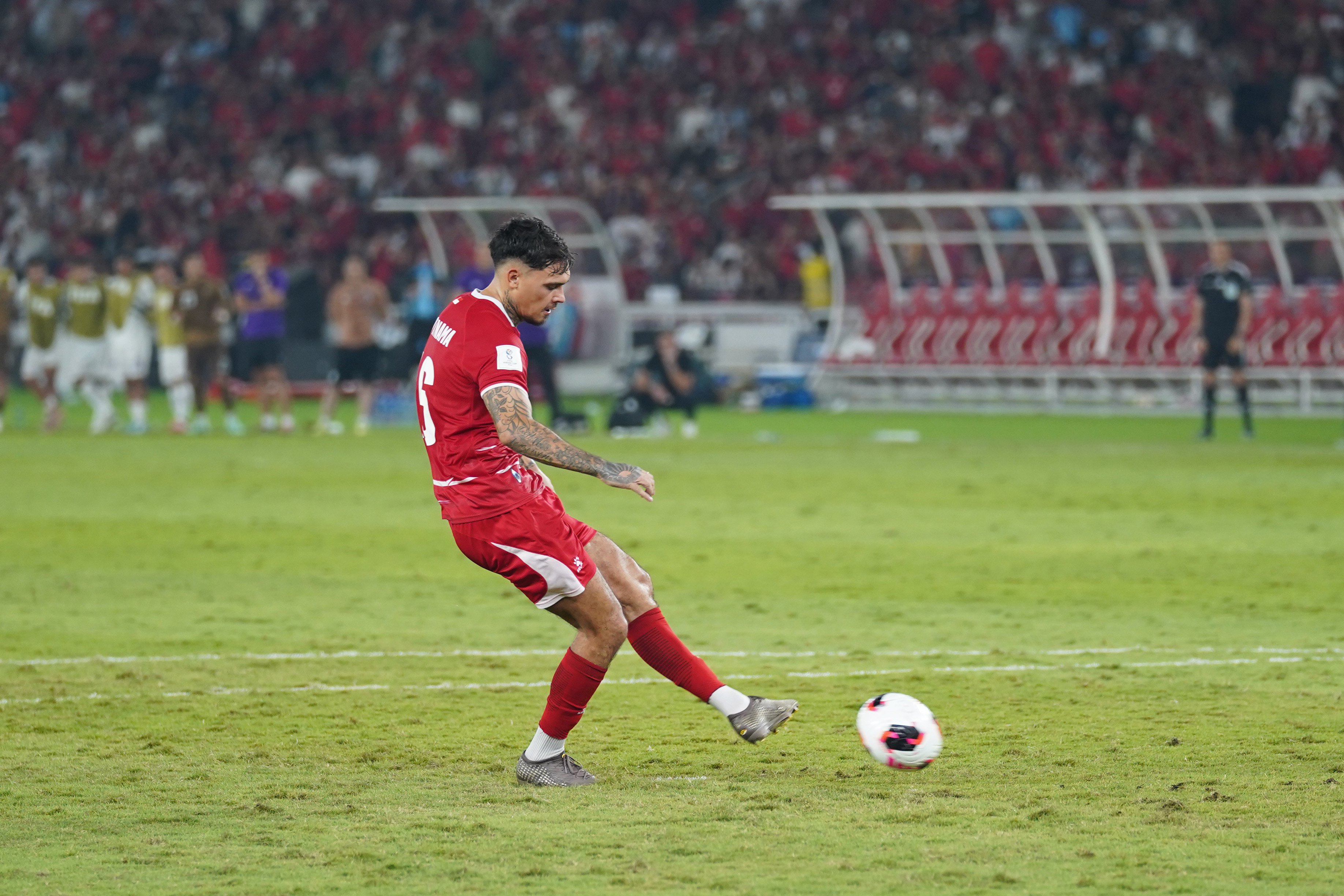 Pesepak bola Timnas Indonesia Shayne Pattynama menendang bola ke gawang Timnas Thailand saat babak adu penalti pada pertandingan final FIFA ASEAN Cup 2026 di Stadion Utama Gelora Bung Karno, Jakarta, Senin (5/10/2026). Pertandingan tersebut dimenangkan oleh Timnas Indonesia lewat babak adu penalti dengan skor 4-2 dan memastikan skuad asuhan Pelatih John Herdman keluar sebagai juara.
