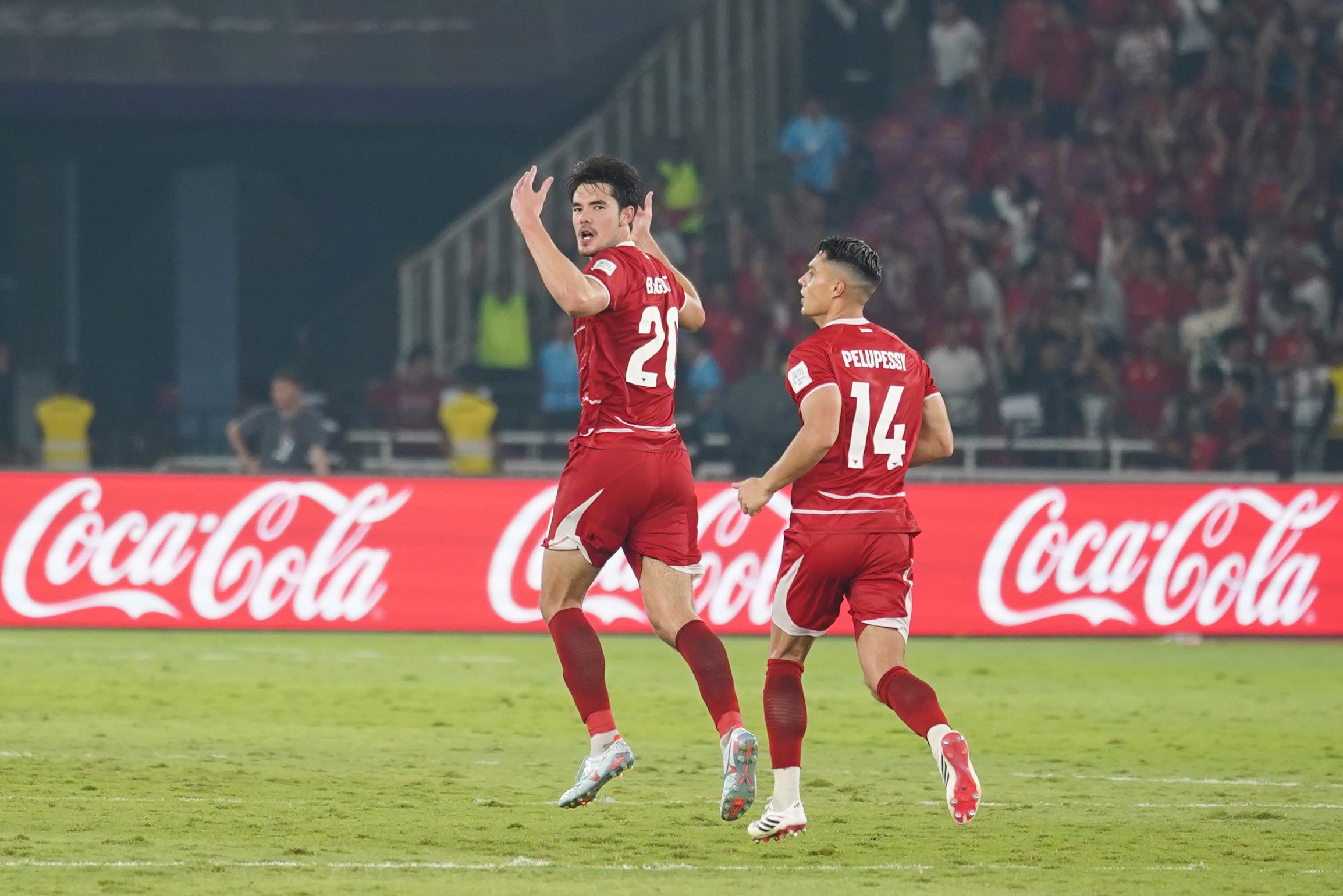 Pesepak bola Timnas Indonesia Elkan Baggott (kiri) berselebrasi usai mencetak gol ke gawang Timnas Thailand pada pertandingan final FIFA ASEAN Cup 2026 di Stadion Utama Gelora Bung Karno, Jakarta, Senin (5/10/2026). Pertandingan tersebut dimenangkan oleh Timnas Indonesia lewat babak adu penalti dengan skor 4-2 dan memastikan skuad asuhan Pelatih John Herdman keluar sebagai juara.