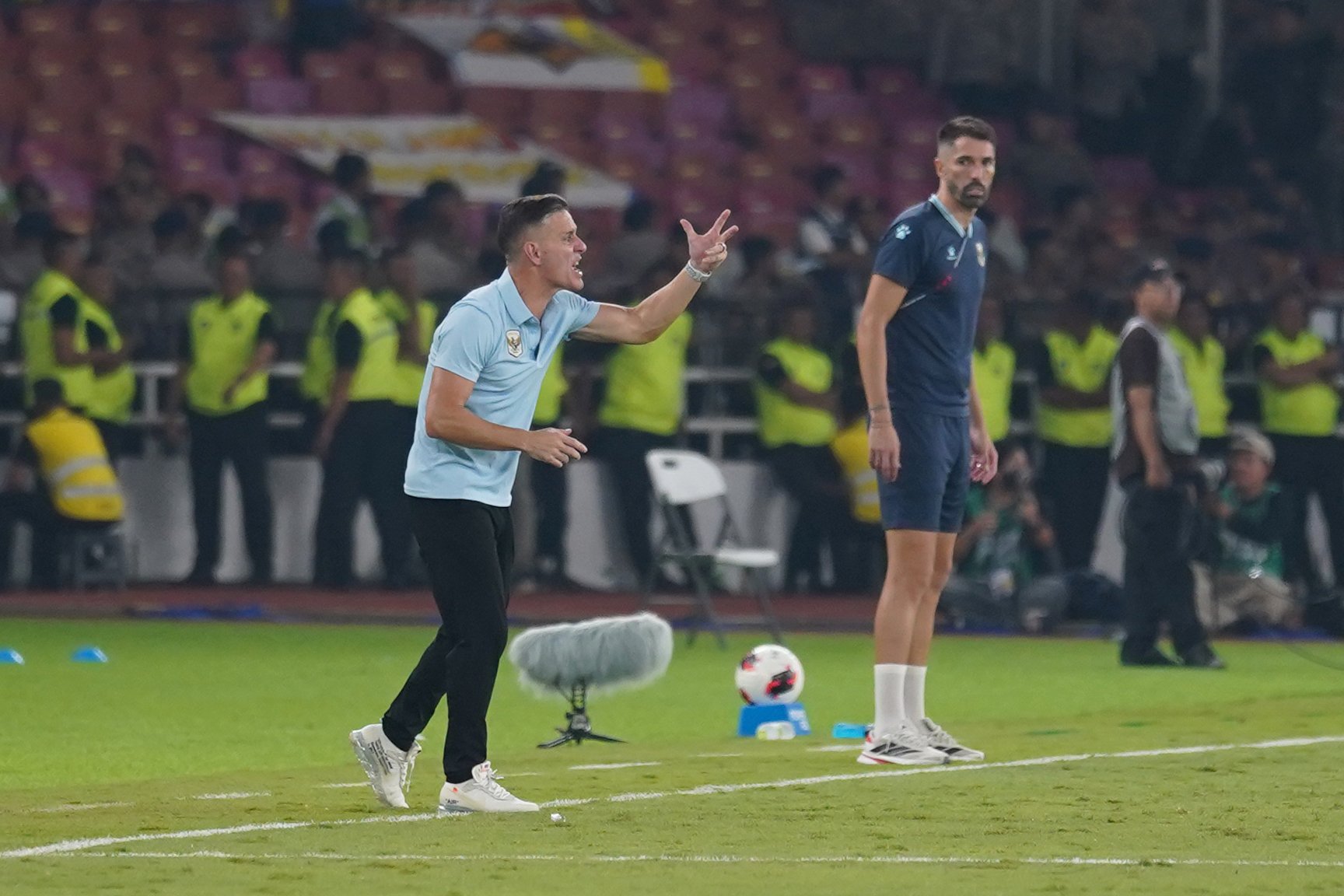 Pelatih John Herdman (kiri) memberikan arahan kepada pesepak bola Timnas Indonesia yang bertanding melawan Timnas Thailand pada babak final FIFA ASEAN Cup 2026 di Stadion Utama Gelora Bung Karno, Jakarta, Senin (5/10/2026). Pertandingan tersebut dimenangkan oleh Timnas Indonesia lewat babak adu penalti dengan skor 4-2 dan memastikan skuad asuhan Pelatih John Herdman keluar sebagai juara.
