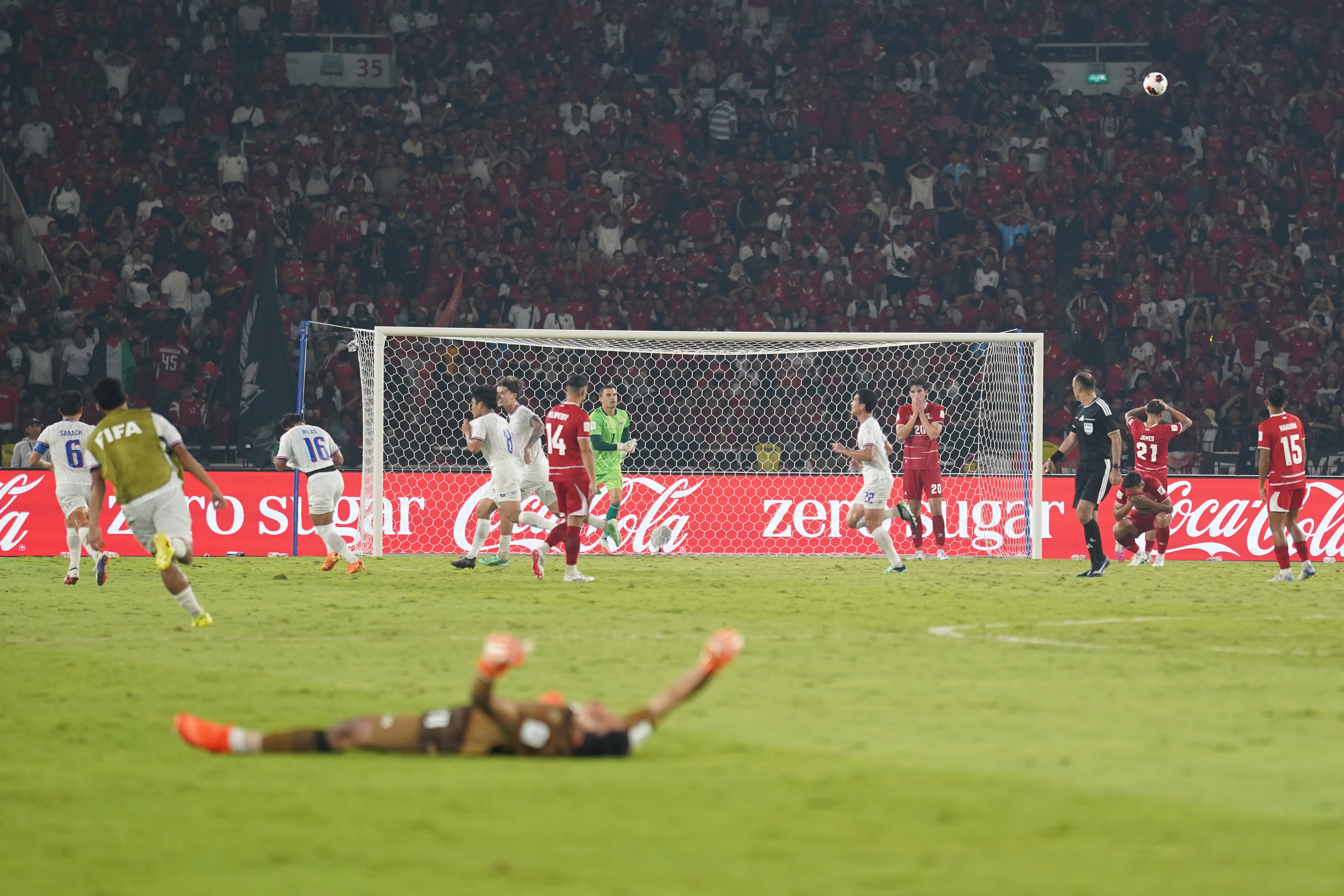 Pesepak bola Timnas Thailand berselebrasi usai mencetak gol ke gawang Timnas Indonesia pada pertandingan final FIFA ASEAN Cup 2026 di Stadion Utama Gelora Bung Karno, Jakarta, Senin (5/10/2026). Pertandingan tersebut dimenangkan oleh Timnas Indonesia lewat babak adu penalti dengan skor 4-2 dan memastikan skuad asuhan Pelatih John Herdman keluar sebagai juara.
