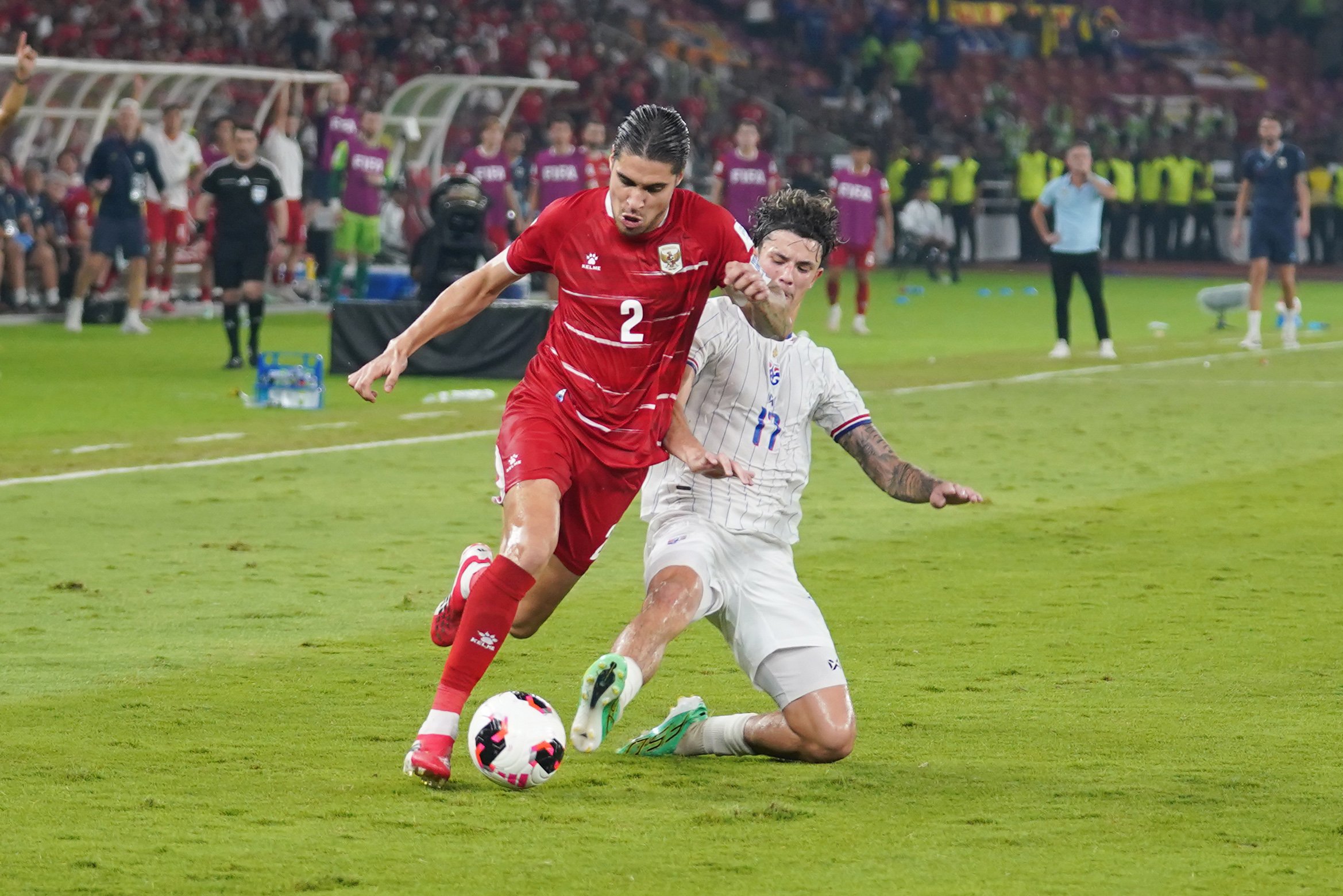 Pesepak bola Timnas Indonesia Kevin Diks (kiri) berebut bola dengan pesepak bola Timnas Thailand Jude Soonsup-Bell saat bertanding pada babak final FIFA ASEAN Cup 2026 di Stadion Utama Gelora Bung Karno, Jakarta, Senin (5/10/2026). Pertandingan tersebut dimenangkan oleh Timnas Indonesia lewat babak adu penalti dengan skor 4-2 dan memastikan skuad asuhan Pelatih John Herdman keluar sebagai juara.