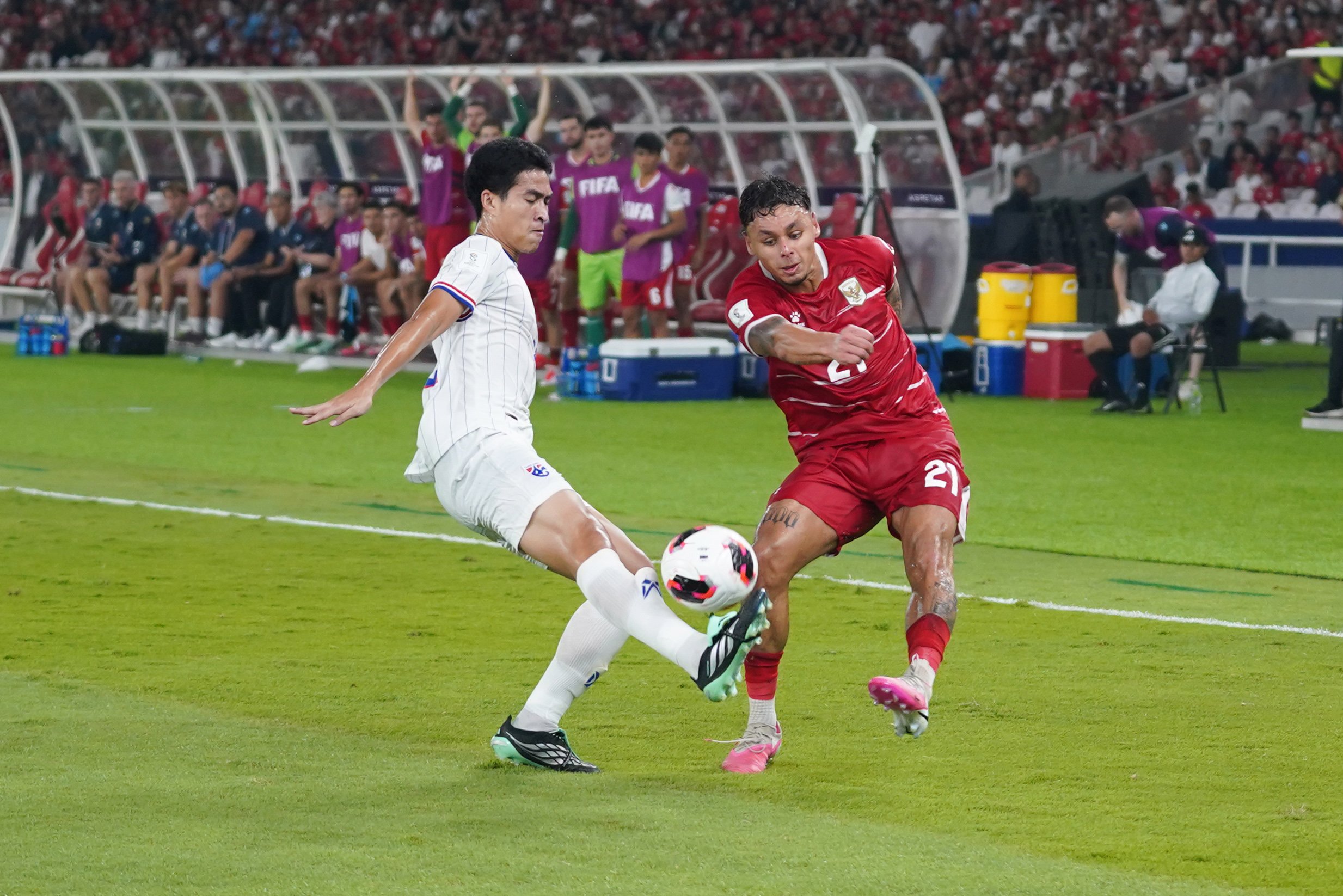 Pesepak bola Timnas Indonesia Dean James (kanan) menendang bola yang dihalau oleh pesepak bola Timnas Thailand saat bertanding pada babak final FIFA ASEAN Cup 2026 di Stadion Utama Gelora Bung Karno, Jakarta, Senin (5/10/2026). Pertandingan tersebut dimenangkan oleh Timnas Indonesia lewat babak adu penalti dengan skor 4-2 dan memastikan skuad asuhan Pelatih John Herdman keluar sebagai juara.