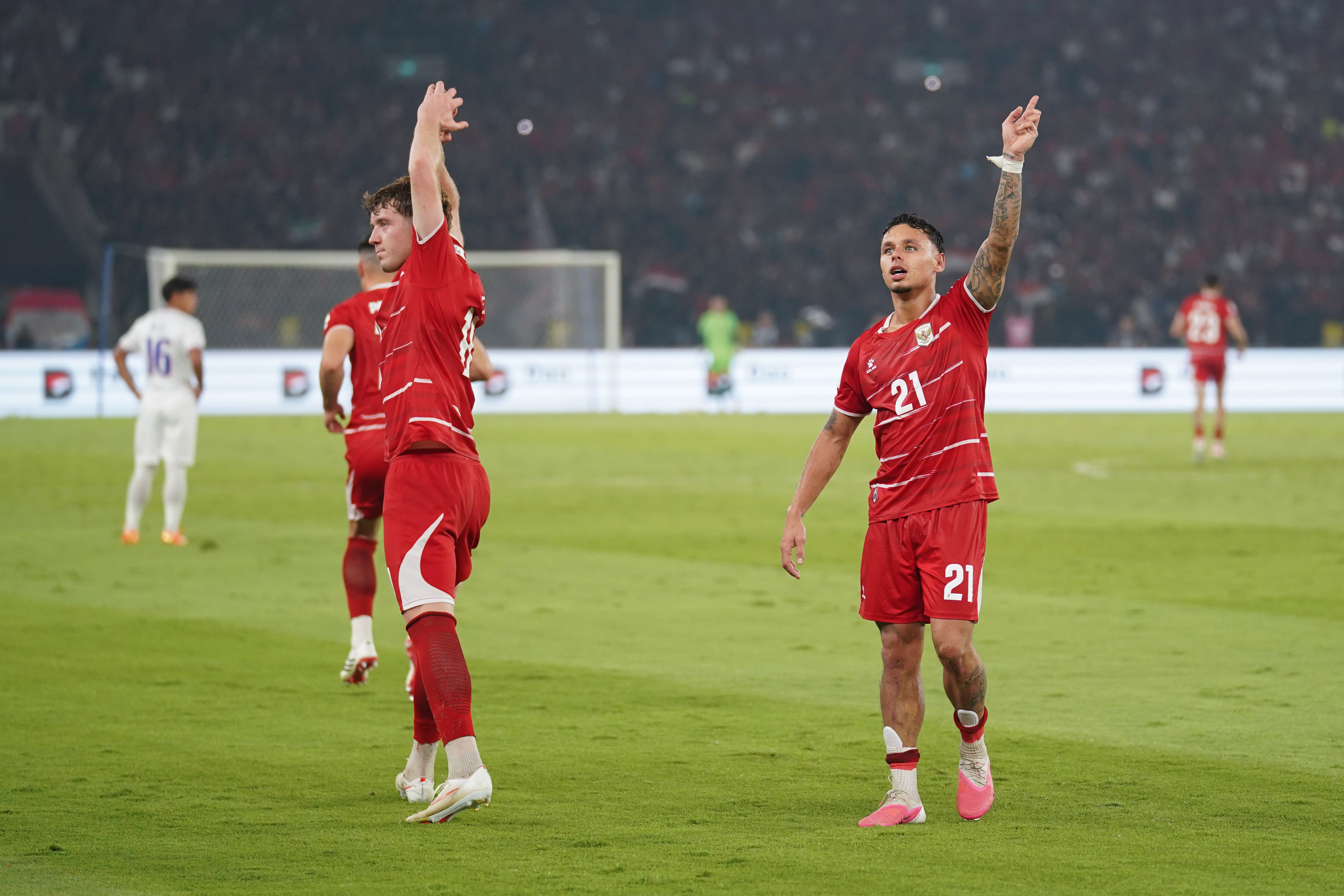 Pesepak bola Timnas Indonesia Dean James (kanan) bersama Ole Romeny berselebrasi usai mencetak gol ke gawang Timnas Thailand pada pertandingan final FIFA ASEAN Cup 2026 di Stadion Utama Gelora Bung Karno, Jakarta, Senin (5/10/2026). Pertandingan tersebut dimenangkan oleh Timnas Indonesia lewat babak adu penalti dengan skor 4-2 dan memastikan skuad asuhan Pelatih John Herdman keluar sebagai juara.