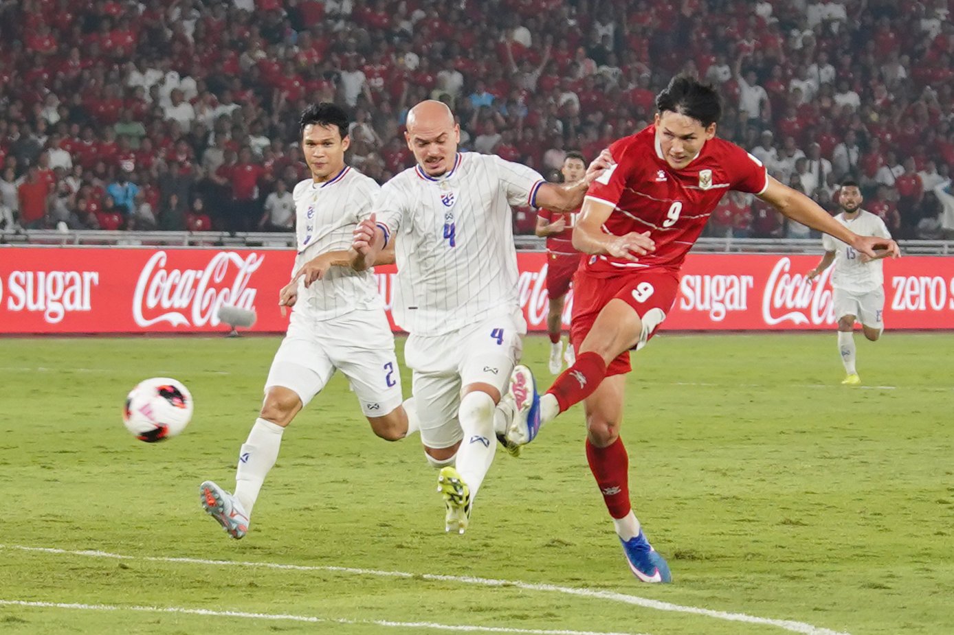 Pesepak bola Timnas Indonesia Mitch Baker (kanan) menendang bola yang dikawal oleh pesepak bola Timnas Thailand Manuel Bihr (tengah) saat bertanding pada babak final FIFA ASEAN Cup 2026 di Stadion Utama Gelora Bung Karno, Jakarta, Senin (5/10/2026). Pertandingan tersebut dimenangkan oleh Timnas Indonesia lewat babak adu penalti dengan skor 4-2 dan memastikan skuad asuhan Pelatih John Herdman keluar sebagai juara.