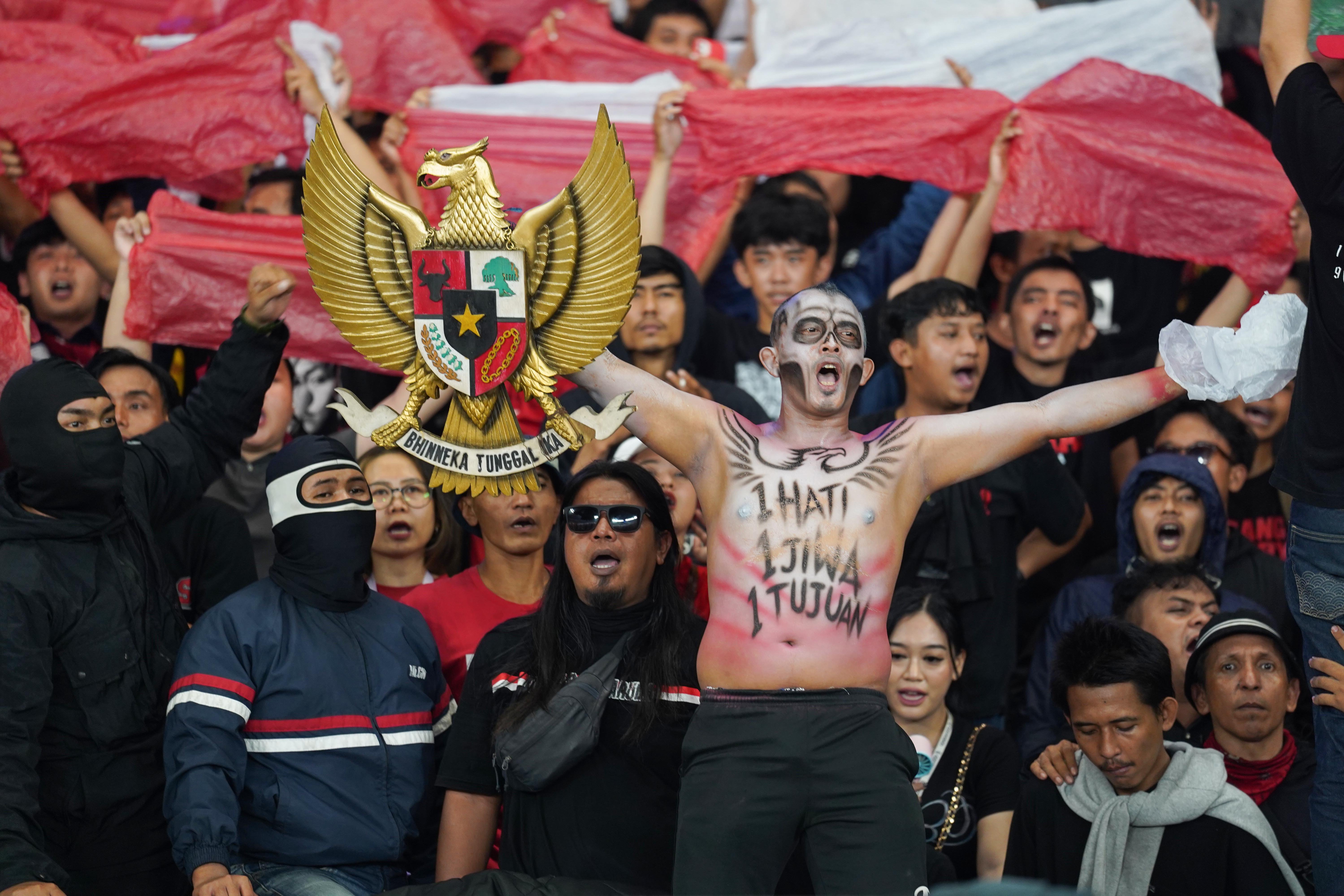 Suporter memberikan dukungan kepada pesepak bola Timnas Indonesia yang bertanding melawan Timnas Thailand pada babak final FIFA ASEAN Cup 2026 di Stadion Utama Gelora Bung Karno, Jakarta, Senin (5/10/2026). Pertandingan tersebut dimenangkan oleh Timnas Indonesia lewat babak adu penalti dengan skor 4-2 dan memastikan skuad asuhan Pelatih John Herdman keluar sebagai juara.