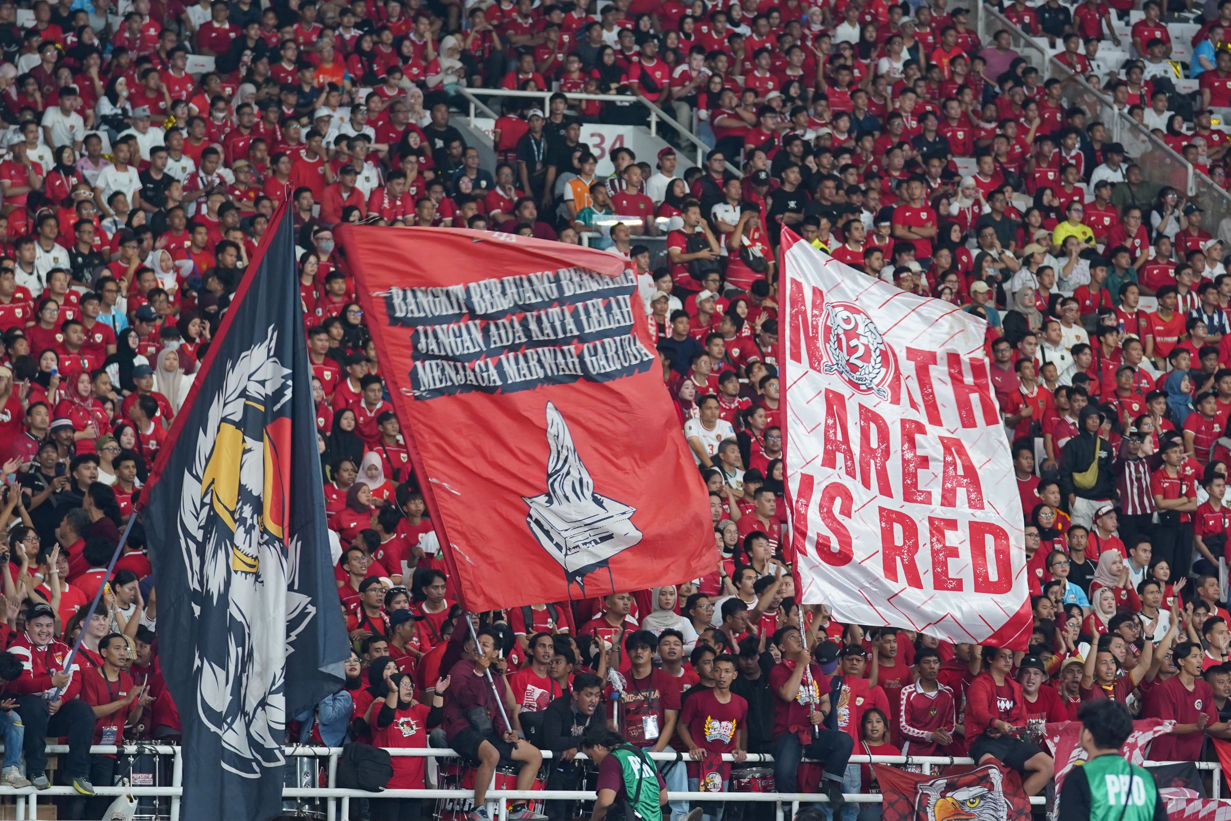 Suporter memberikan dukungan kepada pesepak bola Timnas Indonesia yang bertanding melawan Timnas Thailand pada babak final FIFA ASEAN Cup 2026 di Stadion Utama Gelora Bung Karno, Jakarta, Senin (5/10/2026). Pertandingan tersebut dimenangkan oleh Timnas Indonesia lewat babak adu penalti dengan skor 4-2 dan memastikan skuad asuhan Pelatih John Herdman keluar sebagai juara.