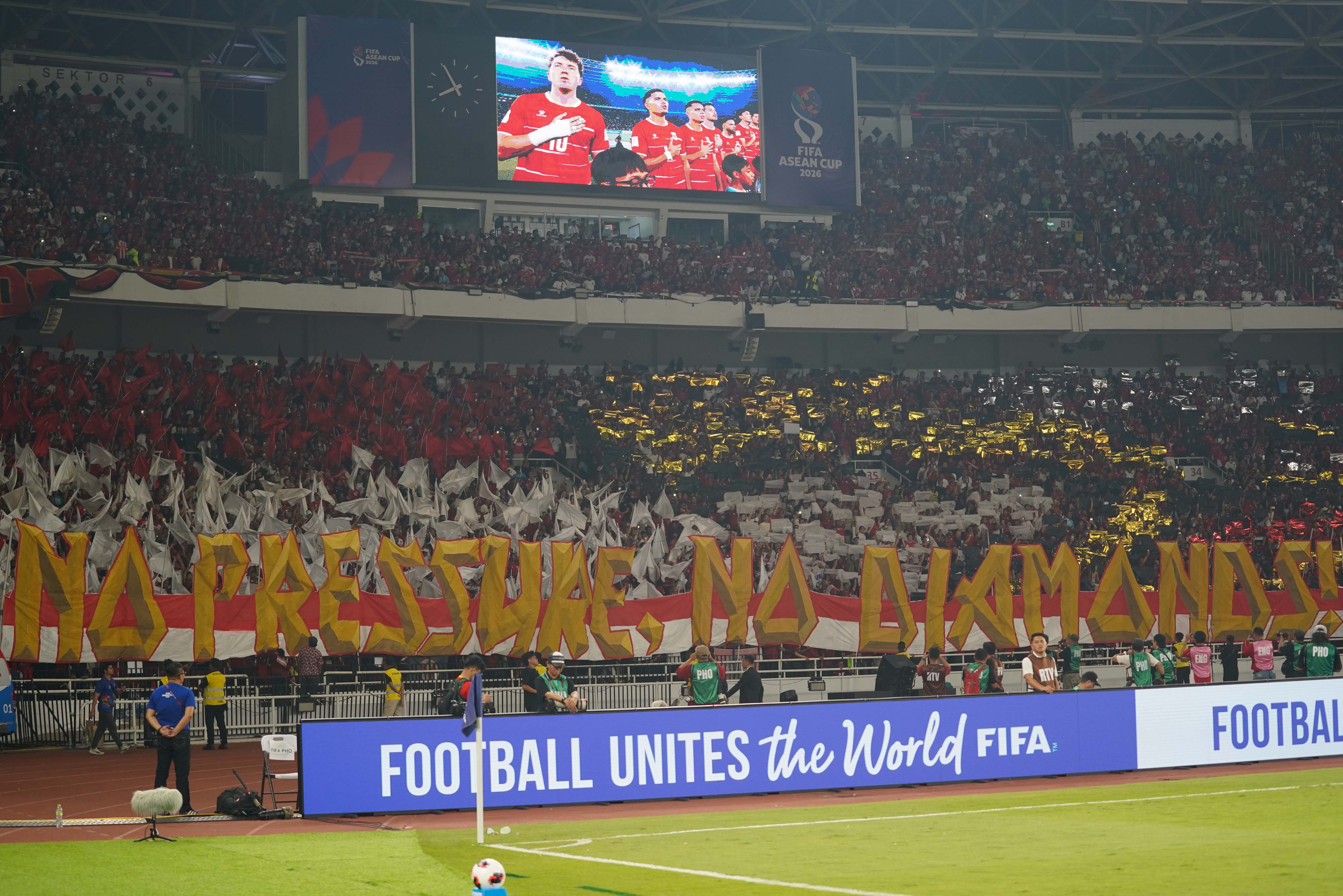 Suporter memberikan dukungan kepada pesepak bola Timnas Indonesia yang bertanding melawan Timnas Thailand pada babak final FIFA ASEAN Cup 2026 di Stadion Utama Gelora Bung Karno, Jakarta, Senin (5/10/2026). Pertandingan tersebut dimenangkan oleh Timnas Indonesia lewat babak adu penalti dengan skor 4-2 dan memastikan skuad asuhan Pelatih John Herdman keluar sebagai juara.