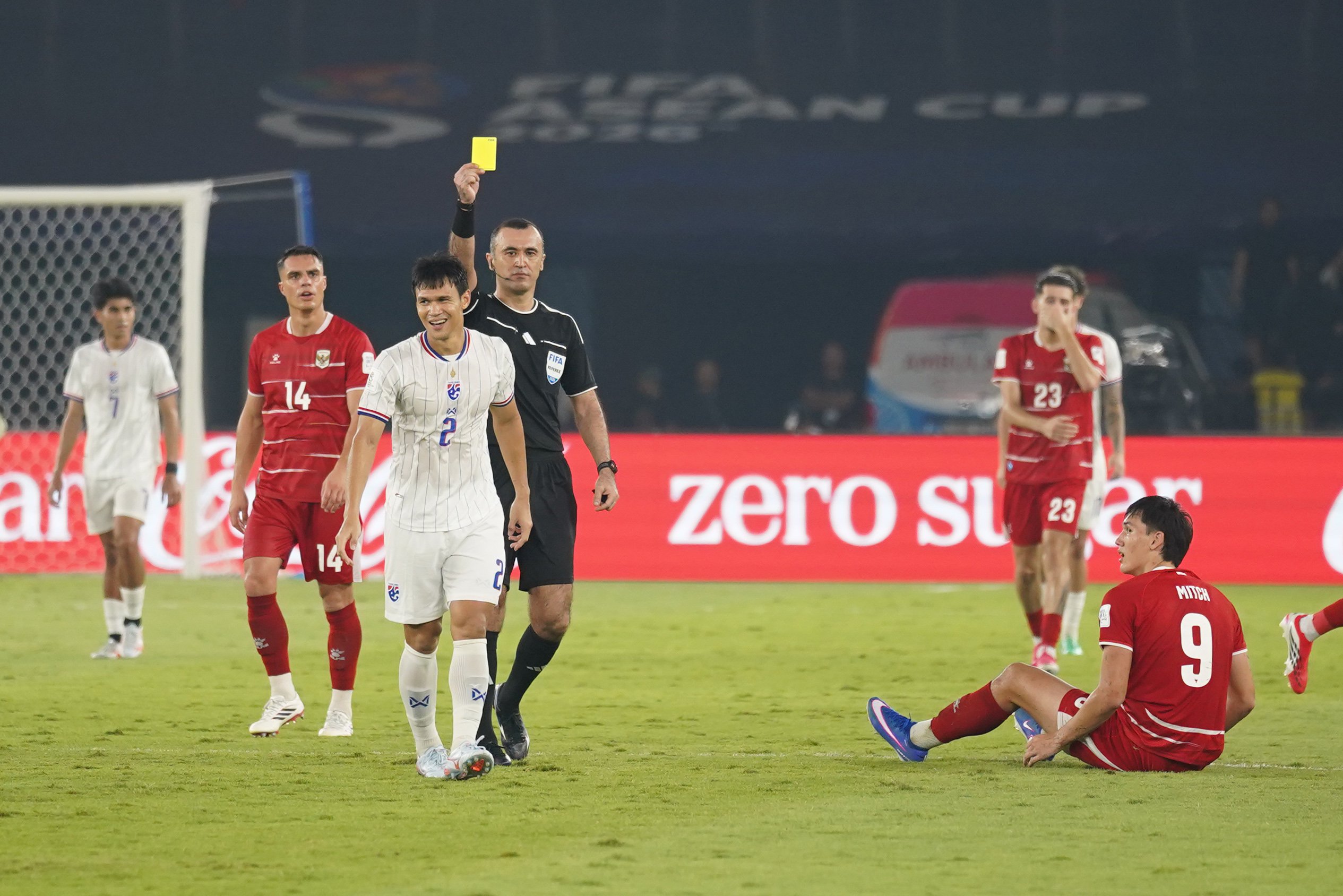 Wasit memberikan kartu kuning kepada pesepak bola Timnas Thailand Nattapong Sayriya (ketiga kiri) usai melanggar pesepak bola Timnas Indonesia Mitch Baker (kanan) saat bertanding pada babak final FIFA ASEAN Cup 2026 di Stadion Utama Gelora Bung Karno, Jakarta, Senin (5/10/2026). Pertandingan tersebut dimenangkan oleh Timnas Indonesia lewat babak adu penalti dengan skor 4-2 dan memastikan skuad asuhan Pelatih John Herdman keluar sebagai juara.