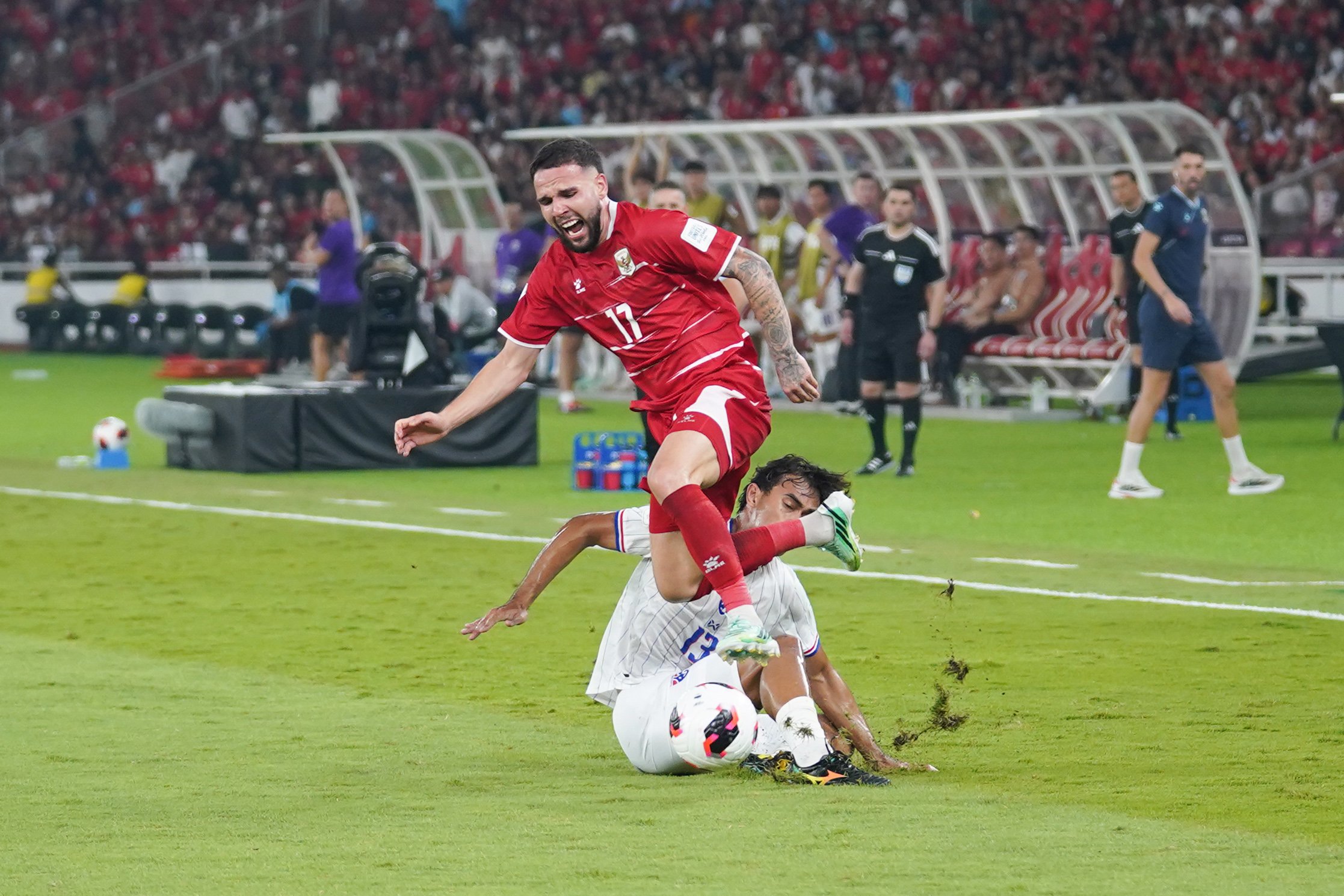 Pesepak bola Timnas Indonesia Calvin Verdonk berebut bola dengan pesepak bola Timnas Thailand Waris Choolthong saat bertanding pada babak final FIFA ASEAN Cup 2026 di Stadion Utama Gelora Bung Karno, Jakarta, Senin (5/10/2026). Pertandingan tersebut dimenangkan oleh Timnas Indonesia lewat babak adu penalti dengan skor 4-2 dan memastikan skuad asuhan Pelatih John Herdman keluar sebagai juara.