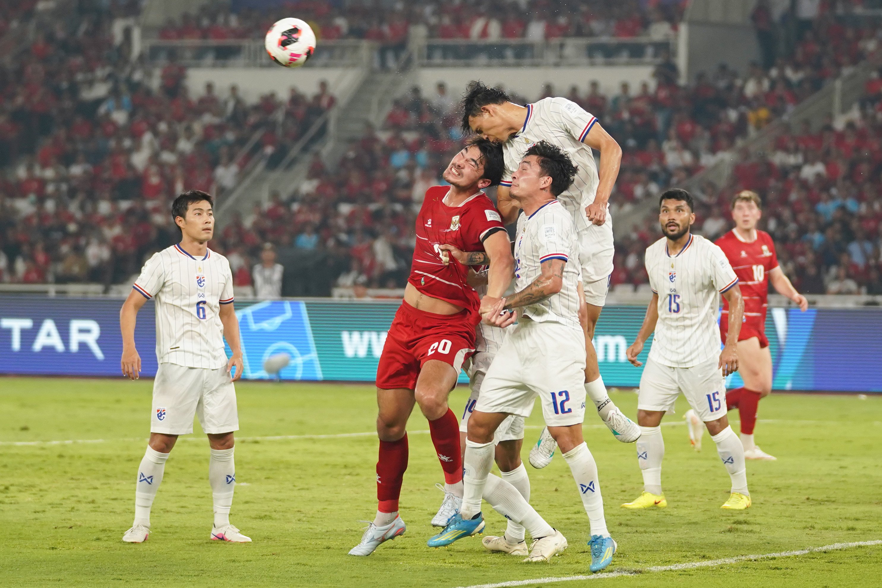 Pesepak bola Timnas Indonesia Elkan Baggott (kedua kiri) berebut bola dengan pesepak bola Timnas Thailand saat bertanding pada babak final FIFA ASEAN Cup 2026 di Stadion Utama Gelora Bung Karno, Jakarta, Senin (5/10/2026). Pertandingan tersebut dimenangkan oleh Timnas Indonesia lewat babak adu penalti dengan skor 4-2 dan memastikan skuad asuhan Pelatih John Herdman keluar sebagai juara.