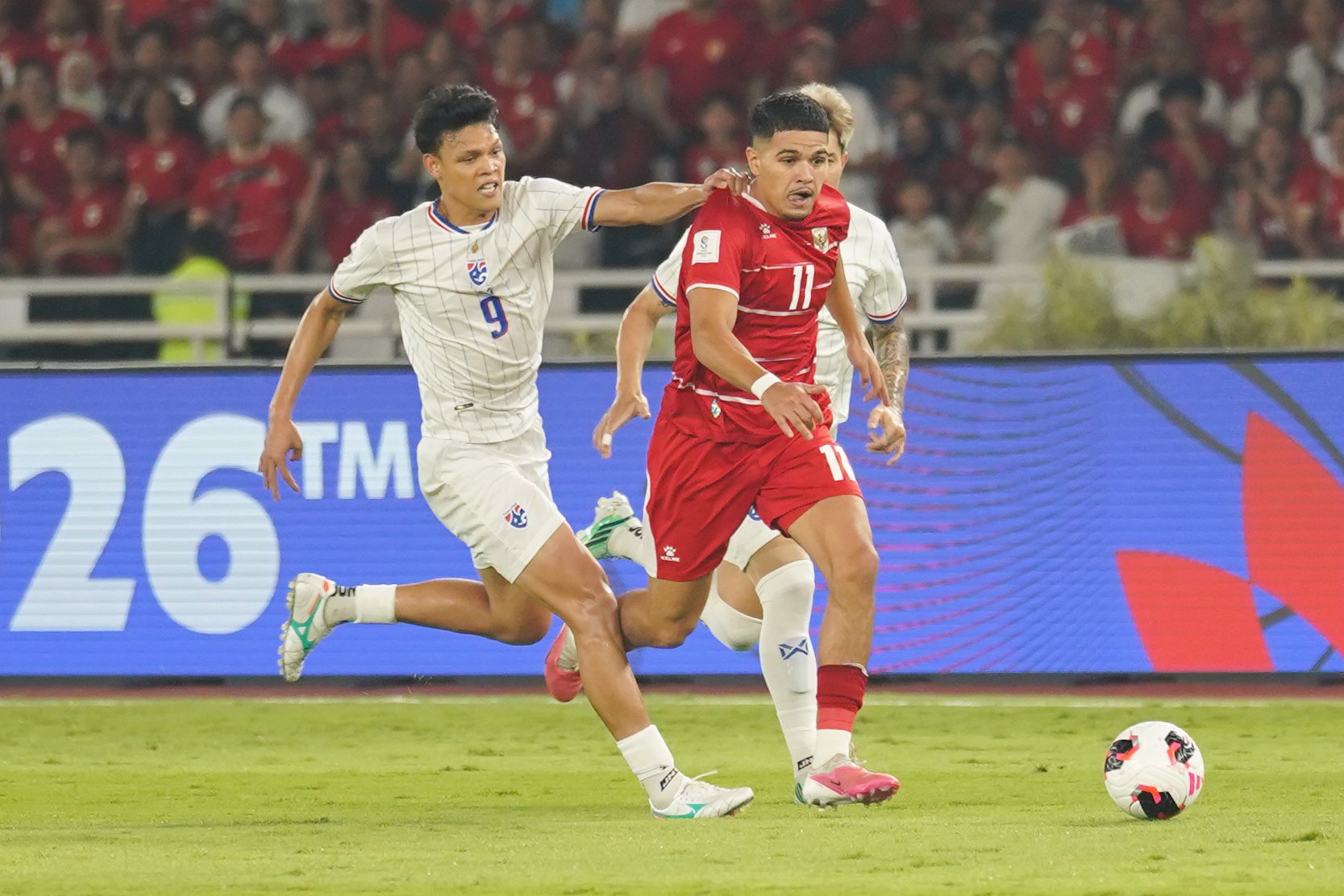 Pesepak bola Timnas Indonesia Ragnar Oratmangoen (kanan) berebut bola dengan pesepak bola Timnas Thailand Supachai Chaided saat bertanding pada babak final FIFA ASEAN Cup 2026 di Stadion Utama Gelora Bung Karno, Jakarta, Senin (5/10/2026). Pertandingan tersebut dimenangkan oleh Timnas Indonesia lewat babak adu penalti dengan skor 4-2 dan memastikan skuad asuhan Pelatih John Herdman keluar sebagai juara.
