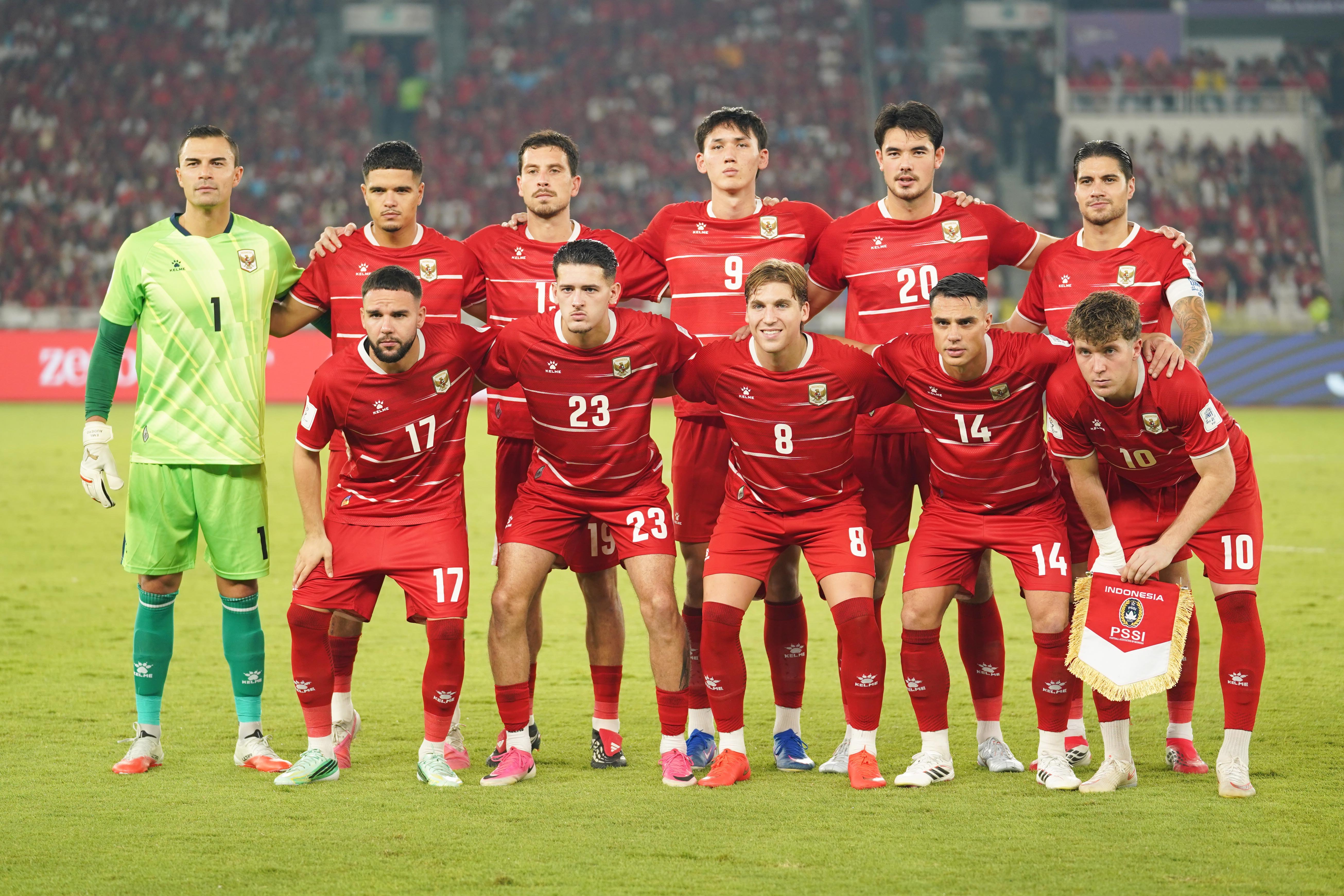 Pesepak bola Timnas Indonesia berfoto bersama sebelum bertanding melawan Timnas Thailand pada babak final FIFA ASEAN Cup 2026 di Stadion Utama Gelora Bung Karno, Jakarta, Senin (5/10/2026). Pertandingan tersebut dimenangkan oleh Timnas Indonesia lewat babak adu penalti dengan skor 4-2 dan memastikan skuad asuhan Pelatih John Herdman keluar sebagai juara.