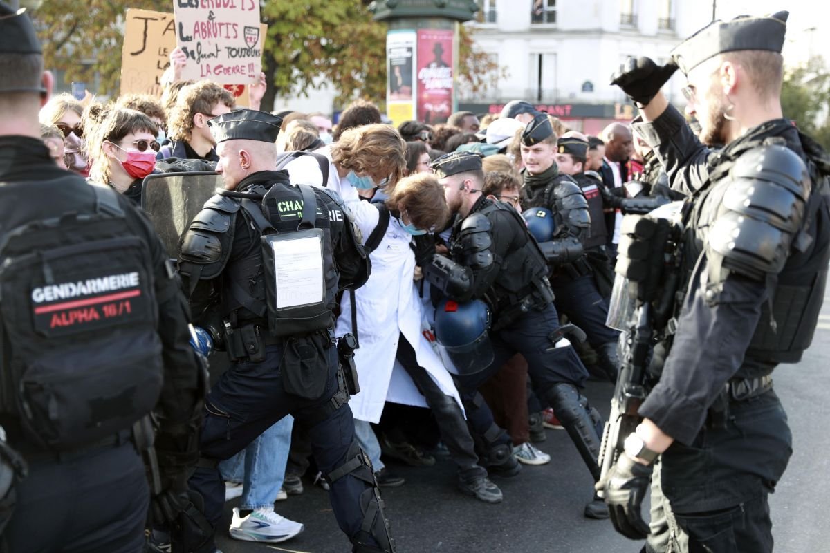 Para demonstran menghadapi polisi antihuru-hara selama protes oleh siswa sekolah menengah dan mahasiswa di Paris pada 6 Oktober 2026.