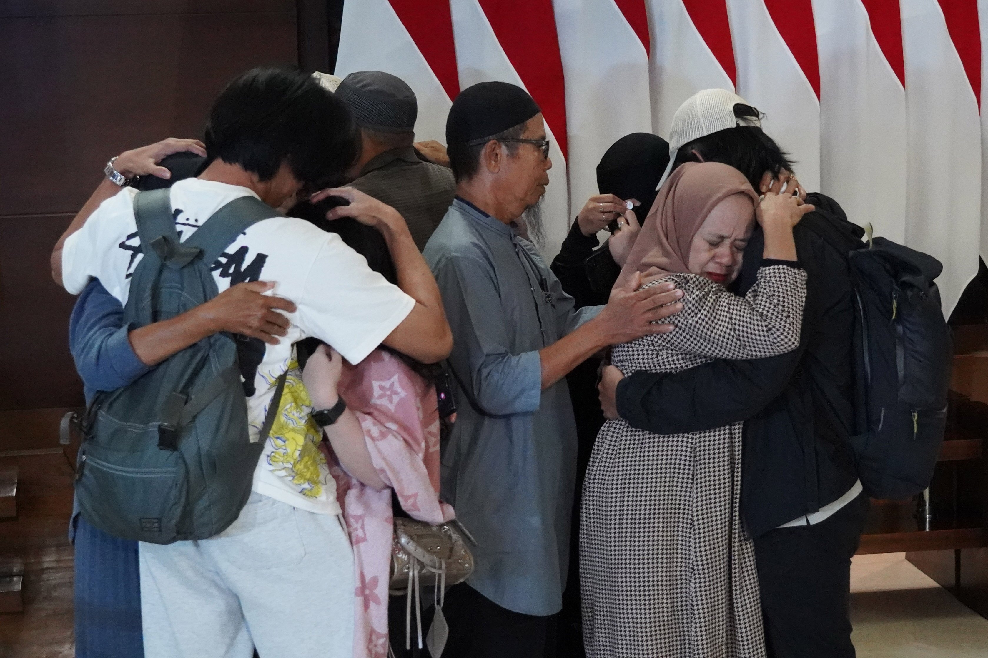 Anak buah kapal MT Honour 25 Adi Faizal (kiri) dan Ashari Samadikun (kanan) berpelukan dengan keluarga saat tiba di Terminal VIP Bandara Soekarno-Hatta, Tangerang, Banten, Selasa (6/10/2026). Pemerintah berhasil memulangkan empat warga negara Indonesia anak buah kapal MT Honour 25 yang sempat menjadi korban pembajakan oleh kelompok pembajak di Somalia selama lebih dari lima bulan sejak 22 April 2026.