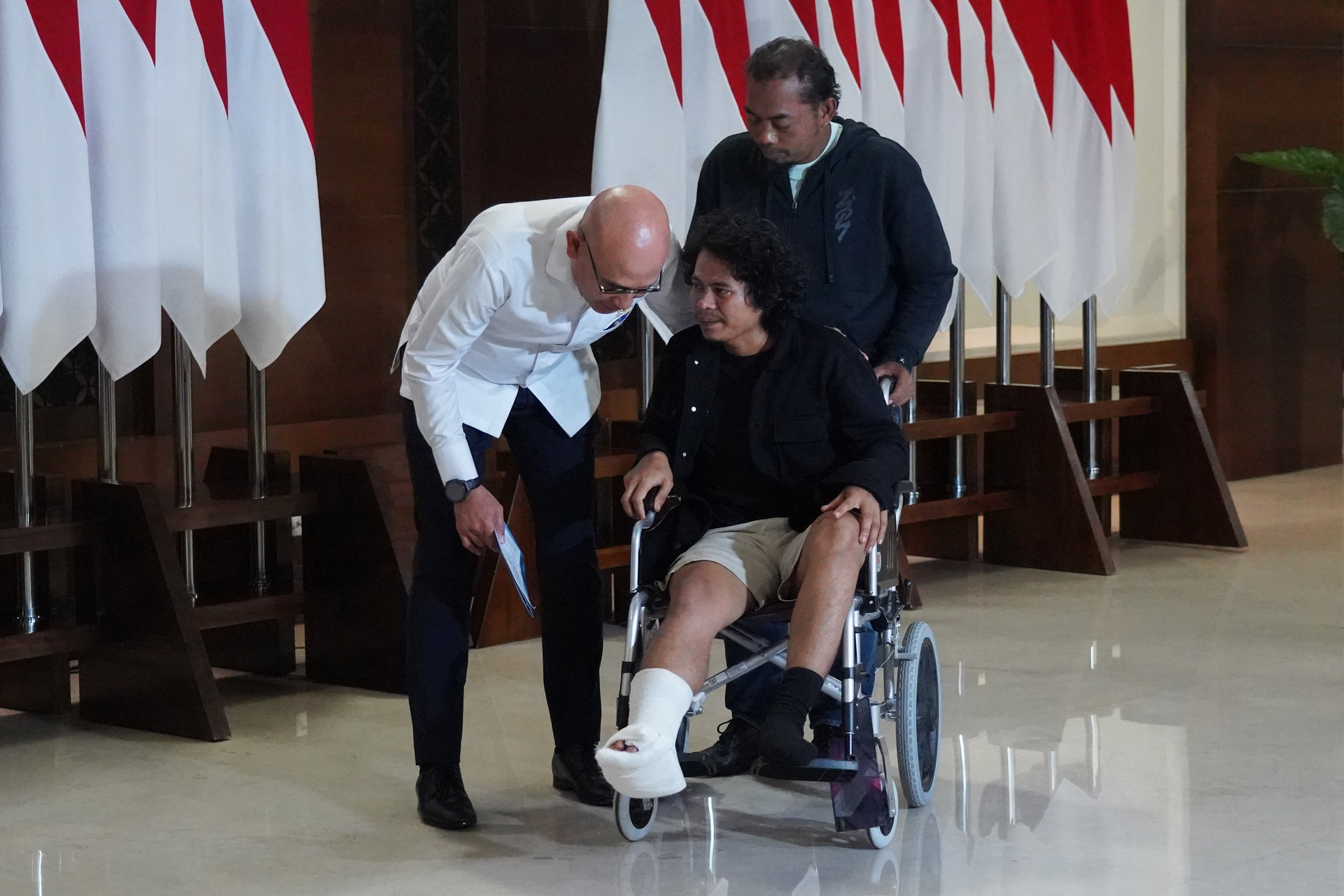 Menteri Luar Negeri Arrmanatha Nasir (kiri) memberikan dukungan kepada anak buah kapal MT Honour 25 Fiki Mutakin (tengah) dan Wahudinanto usai konferensi pers di Terminal VIP Bandara Soekarno-Hatta, Tangerang, Banten, Selasa (6/10/2026). Pemerintah berhasil memulangkan empat warga negara Indonesia anak buah kapal MT Honour 25 yang sempat menjadi korban pembajakan oleh kelompok pembajak di Somalia. 