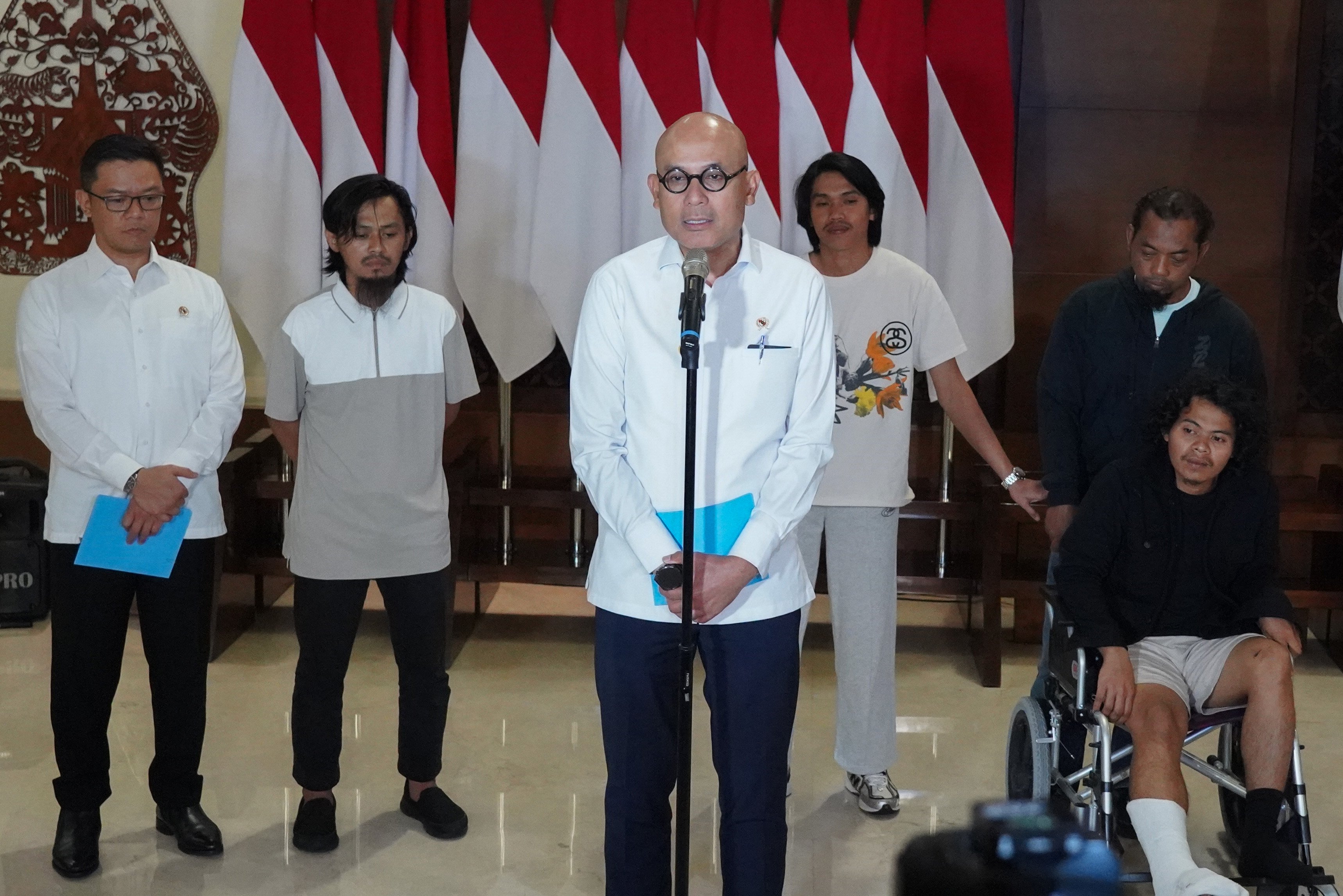 Menteri Luar Negeri Arrmanatha Nasir (ketiga kiri) bersama Menteri Koordinator Bidang Pembangunan Manusia dan Kebudayaan (PMK) Sugiono (kiri) menyampaikan keterangan pers terkait pemulangan anak buah kapal MT Honour 25 di Terminal VIP Bandara Soekarno-Hatta, Tangerang, Banten, Selasa (6/10/2026). Pemerintah berhasil memulangkan empat warga negara Indonesia anak buah kapal MT Honour 25 yang sempat menjadi korban pembajakan oleh kelompok pembajak di Somalia selama lebih dari lima bulan sejak 22 April 2026.