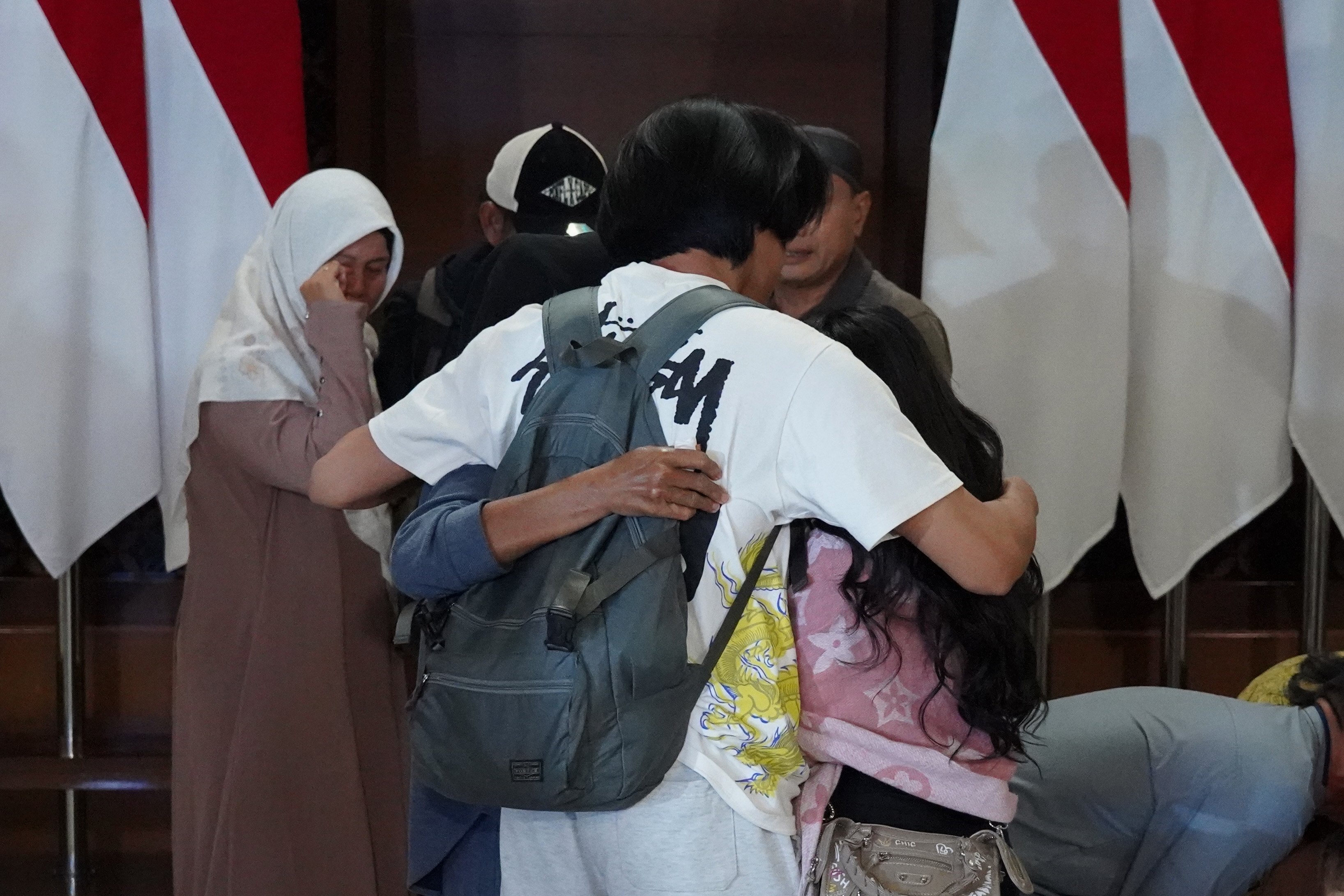 Anak buah kapal MT Honour 25 Adi Faizal (tengah) berpelukan dengan keluarga saat tiba di Terminal VIP Bandara Soekarno-Hatta, Tangerang, Banten, Selasa (6/10/2026). Pemerintah berhasil memulangkan empat warga negara Indonesia anak buah kapal MT Honour 25 yang sempat menjadi korban pembajakan oleh kelompok pembajak di Somalia selama lebih dari lima bulan sejak 22 April 2026.