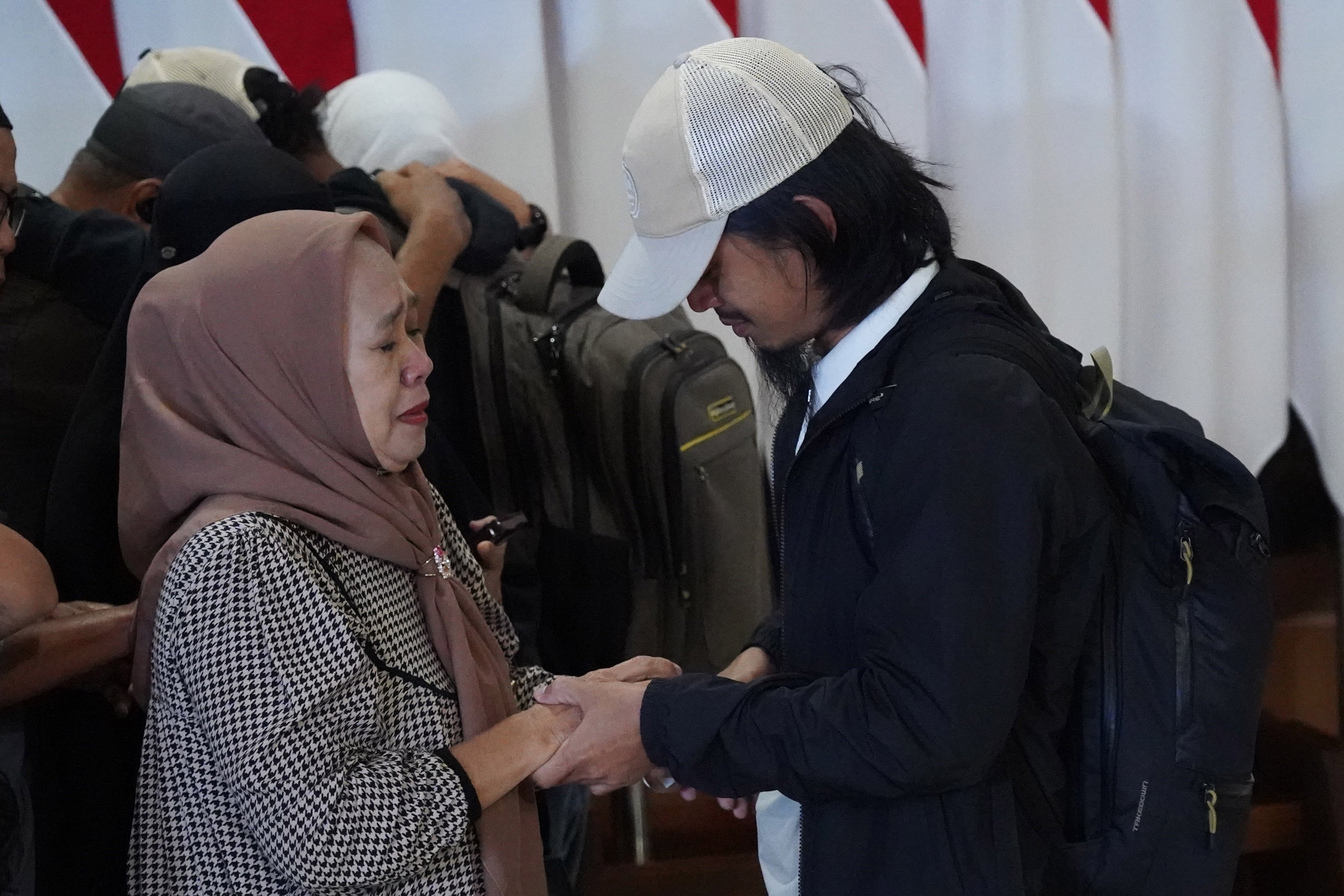 Anak buah kapal MT Honour 25 Ashari Samadikun (kanan) bersalaman dengan keluarga saat tiba di Terminal VIP Bandara Soekarno-Hatta, Tangerang, Banten, Selasa (6/10/2026).Pemerintah berhasil memulangkan empat warga negara Indonesia anak buah kapal MT Honour 25 yang sempat menjadi korban pembajakan oleh kelompok pembajak di Somalia selama lebih dari lima bulan sejak 22 April 2026.