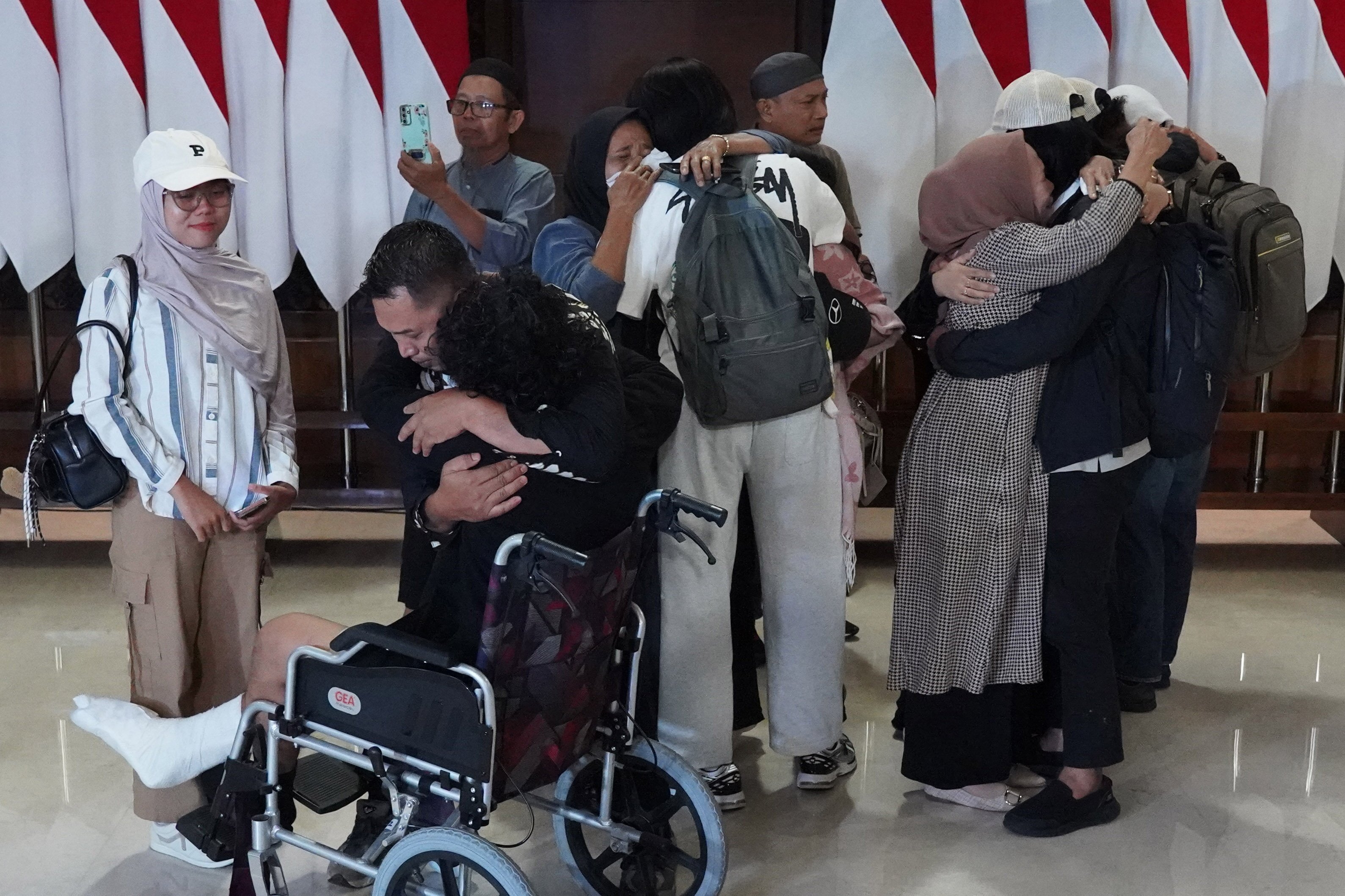 Anak buah kapal MT Honour 25 Ashari Samadikun (kanan) bersama Fiki Mutakin (ketiga kiri) dan Adi Faizal (ketiga kanan) berpelukan dengan keluarga saat tiba di Terminal VIP Bandara Soekarno-Hatta, Tangerang, Banten, Selasa (6/10/2026). Pemerintah berhasil memulangkan empat warga negara Indonesia anak buah kapal MT Honour 25 yang sempat menjadi korban pembajakan oleh kelompok pembajak di Somalia selama lebih dari lima bulan sejak 22 April 2026.