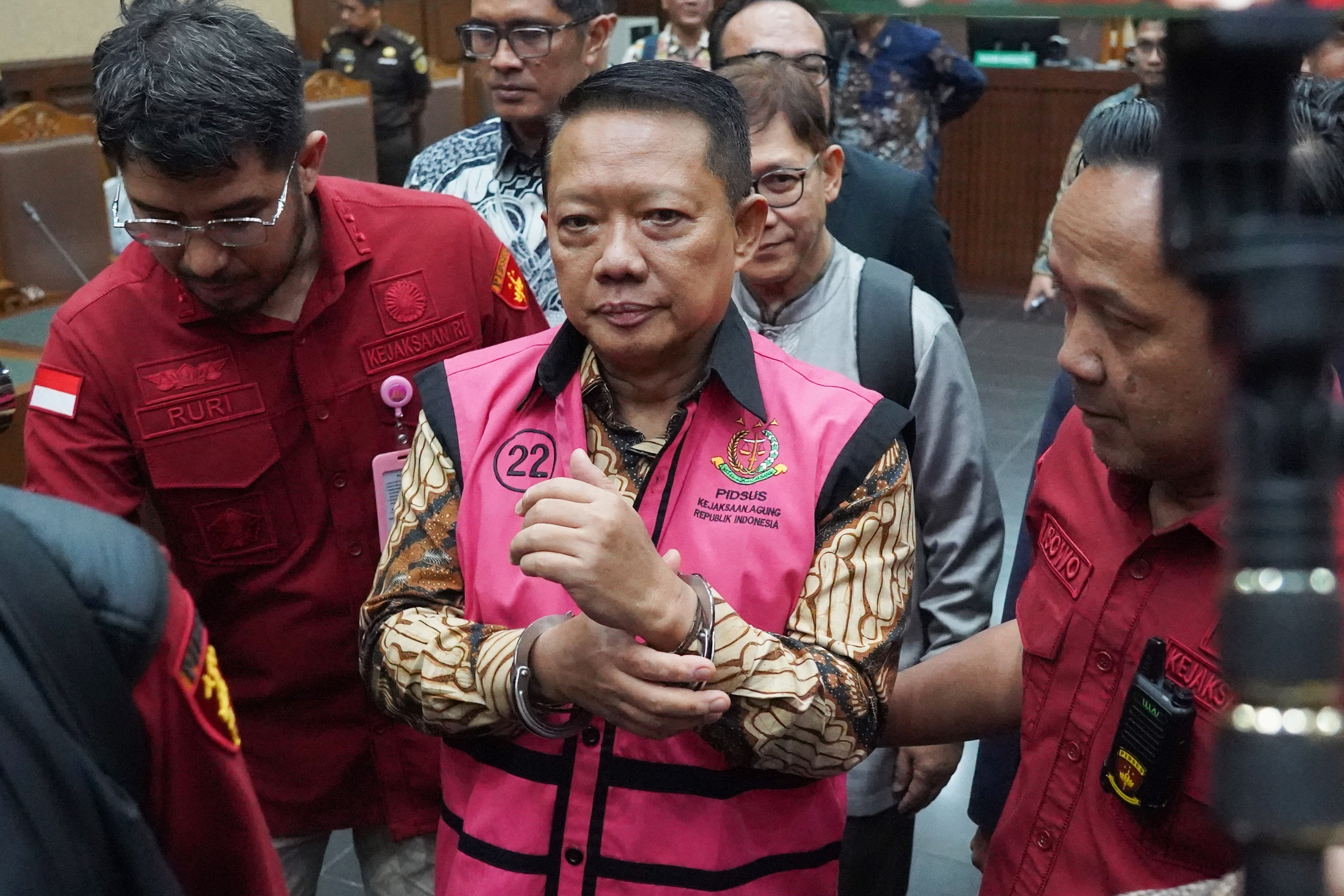 Tersangka dugaan tindak pidana pencucian uang (TPPU) Febrie Adriansyah (tengah) berjalan keluar ruangan usai menjalani sidang perdana di Pengadilan Tipikor, Jakarta, Rabu (7/10/2026). JPU mendakwa mantan Jampidsus Febrie Adriansyah melakukan pemerasan terhadap saksi perkara korupsi PT Asuransi Jiwasraya Tan Kian senilai Rp55 miliar dan melakukan TPPU dengan nilai mencapai Rp354 miliar. 