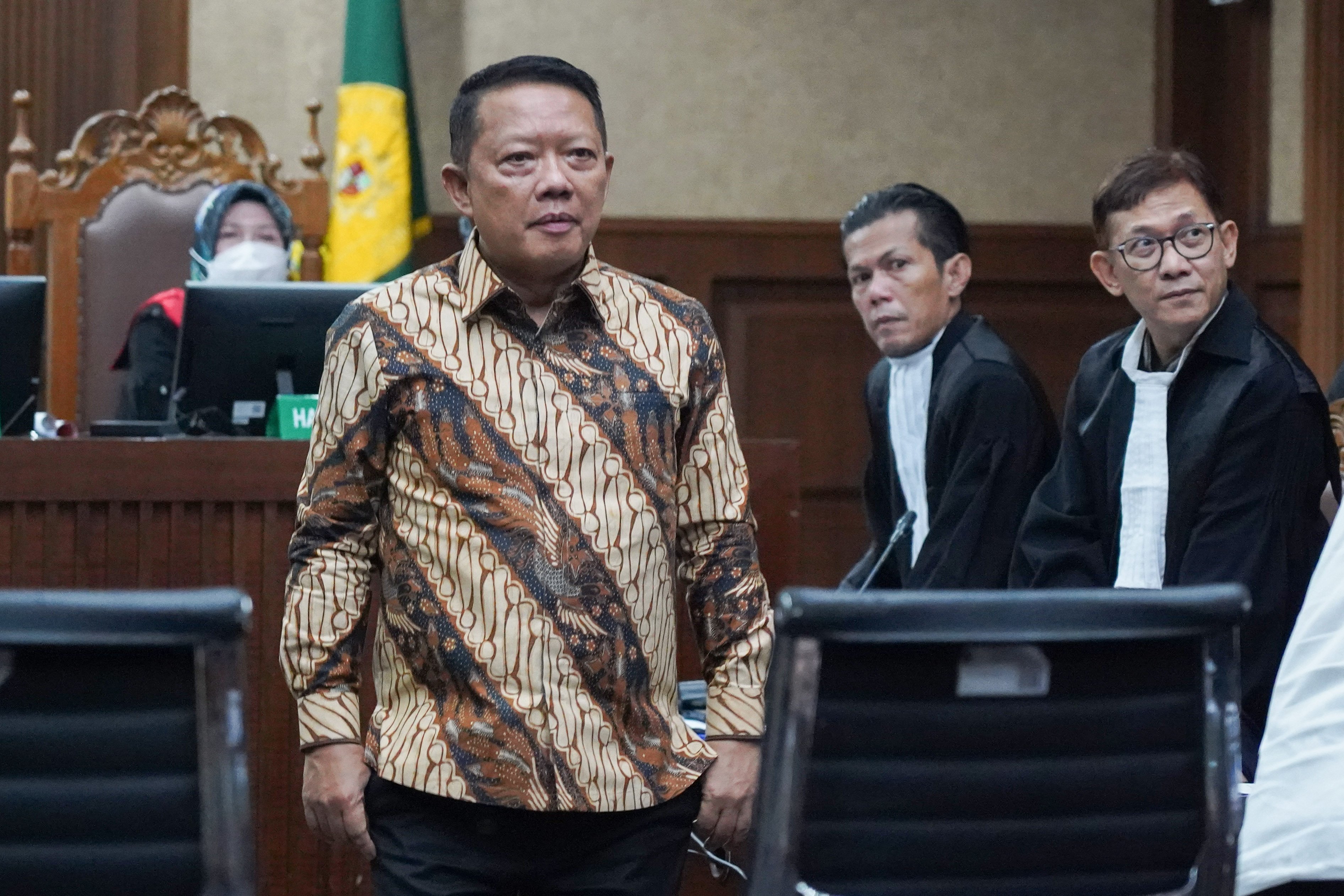 Tersangka dugaan tindak pidana pencucian uang (TPPU) Febrie Adriansyah (kiri) berdiri usai menjalani sidang perdana di Pengadilan Tipikor, Jakarta, Rabu (7/10/2026). JPU mendakwa mantan Jampidsus Febrie Adriansyah melakukan pemerasan terhadap saksi perkara korupsi PT Asuransi Jiwasraya Tan Kian senilai Rp55 miliar dan melakukan TPPU dengan nilai mencapai Rp354 miliar. 