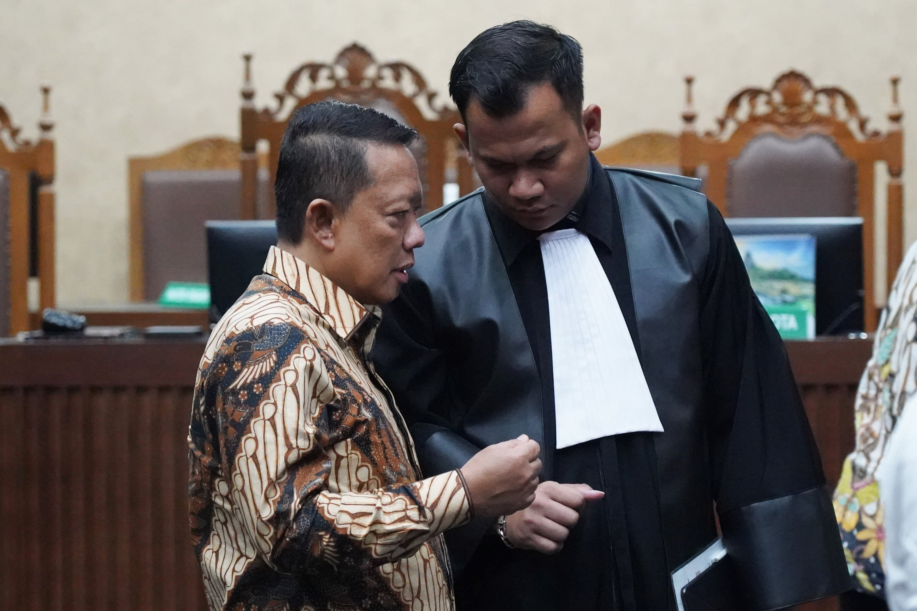 Tersangka dugaan tindak pidana pencucian uang (TPPU) Febrie Adriansyah (kiri) berdiskusi dengan kuasa hukumnya usai menjalani sidang perdana di Pengadilan Tipikor, Jakarta, Rabu (7/10/2026). JPU mendakwa mantan Jampidsus Febrie Adriansyah melakukan pemerasan terhadap saksi perkara korupsi PT Asuransi Jiwasraya Tan Kian senilai Rp55 miliar dan melakukan TPPU dengan nilai mencapai Rp354 miliar. 