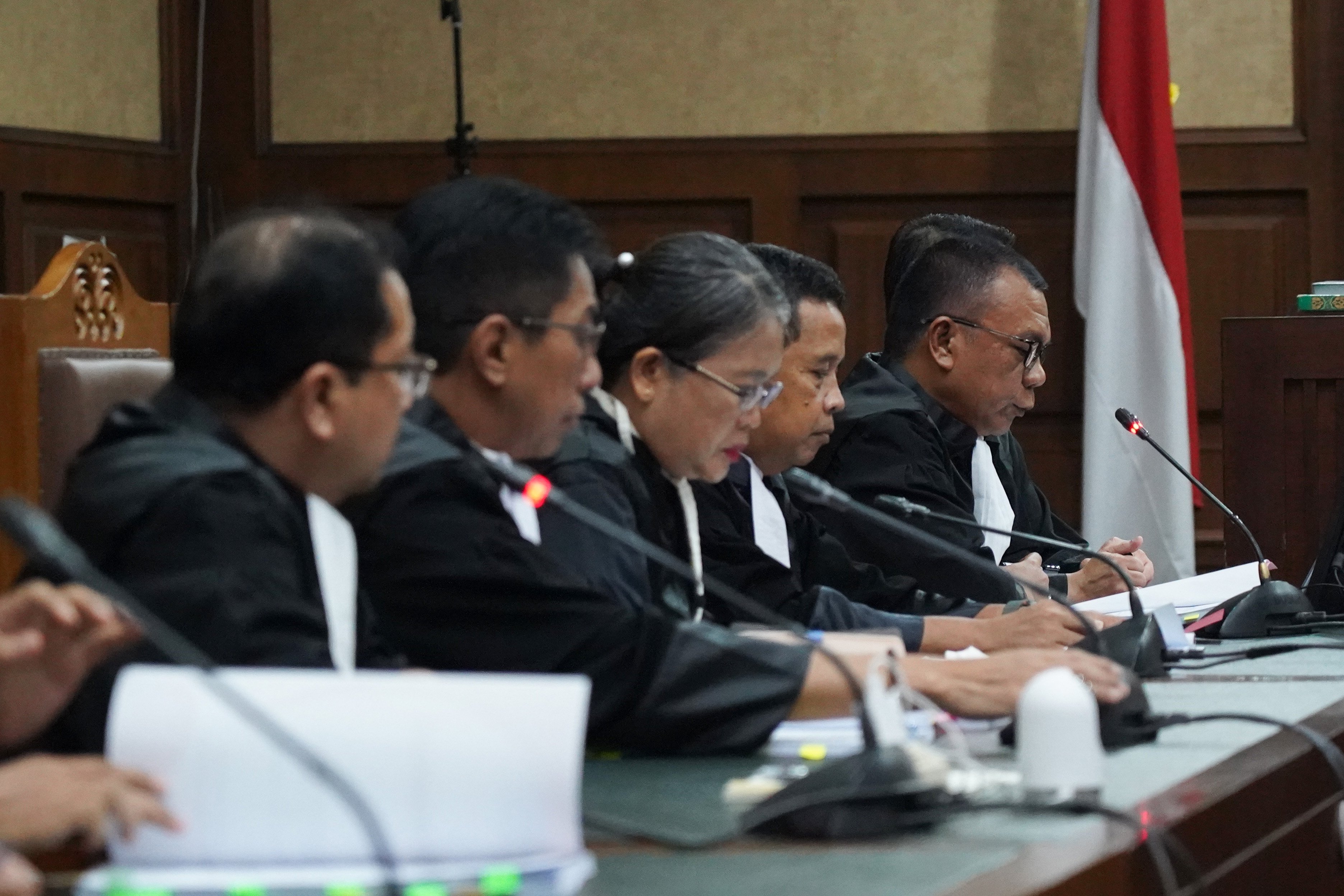 Jaksa Penuntut Umum (JPU) membacakan dakwaan terhadap tersangka dugaan tindak pidana pencucian uang (TPPU) Febrie Adriansyah saat sidang perdana di Pengadilan Tipikor, Jakarta, Rabu (7/10/2026). JPU mendakwa mantan Jampidsus Febrie Adriansyah melakukan pemerasan terhadap saksi perkara korupsi PT Asuransi Jiwasraya Tan Kian senilai Rp55 miliar dan melakukan TPPU dengan nilai mencapai Rp354 miliar. 