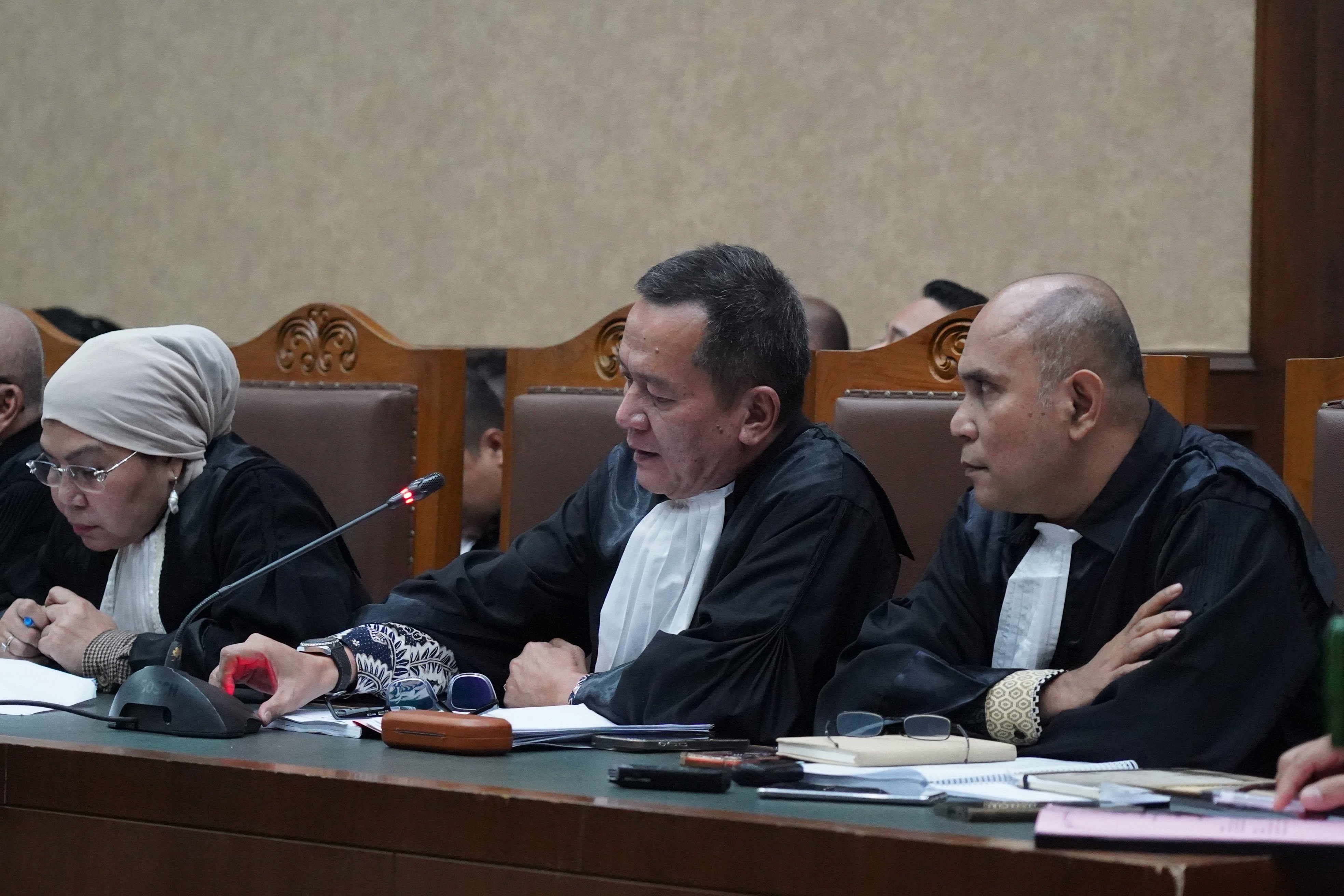 Sejumlah kuasa hukum tersangka dugaan tindak pidana pencucian uang (TPPU) Nurman Herin yang hadir dalam sidang perdana di Pengadilan Tipikor, Jakarta, Rabu (7/10/2026). Sidang tersebut beragendakan pembacaan dakwaan terkait kasus dugaan TPPU yang melibatkan mantan Jampidsus Febrie Adriansyah. 