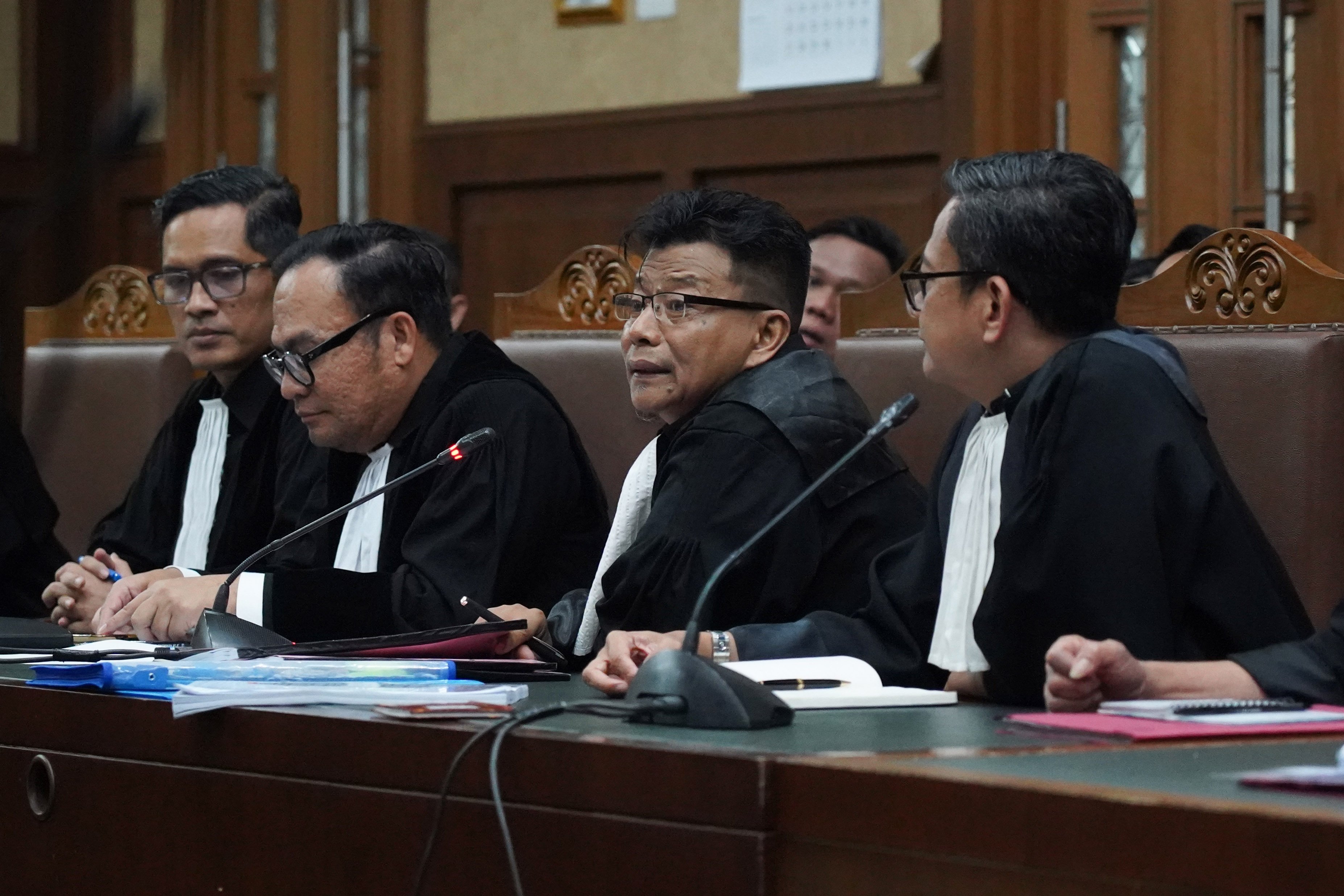 Kuasa hukum tersangka dugaan tindak pidana pencucian uang (TPPU) Don Ritto, Handika Honggowongso (tengah) mendampingi kliennya saat sidang perdana di Pengadilan Tipikor, Jakarta, Rabu (7/10/2026). Sidang tersebut beragendakan pembacaan dakwaan terkait kasus dugaan TPPU yang melibatkan mantan Jampidsus Febrie Adriansyah. 
