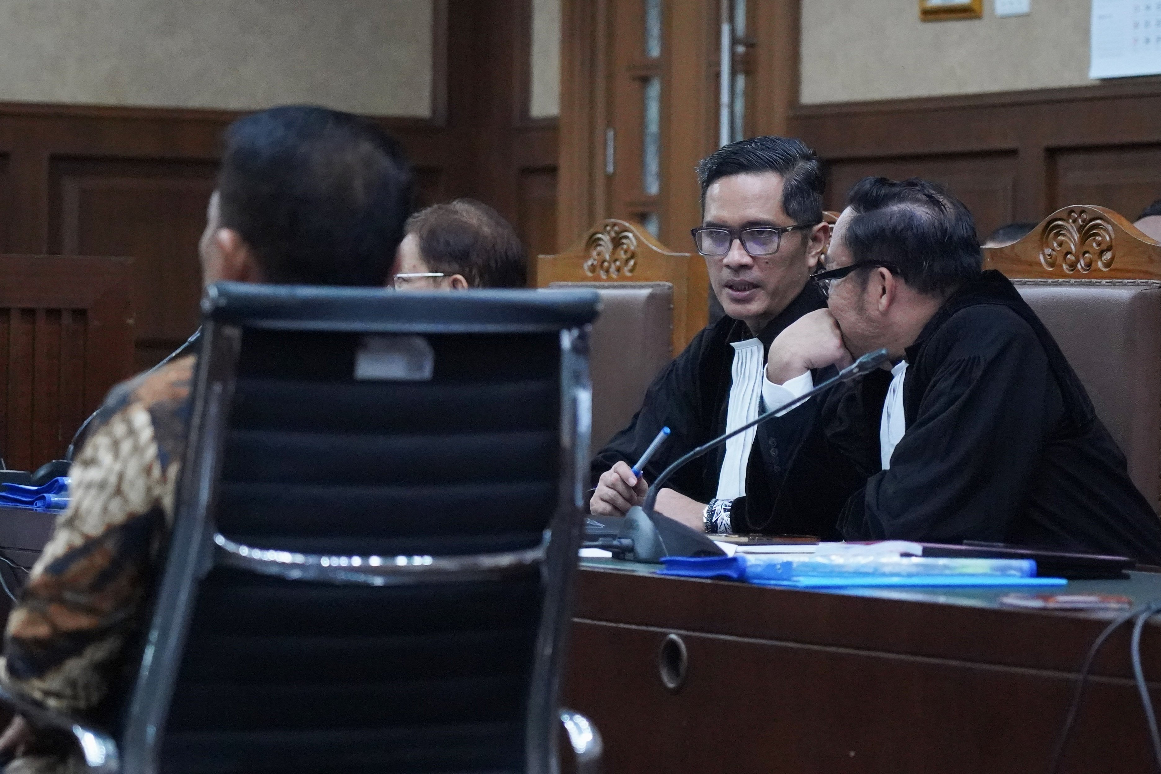 Kuasa hukum tersangka dugaan tindak pidana pencucian uang (TPPU) Febrie Adriansyah, Febri Diansyah (tengah) mendampingi kliennya saat sidang perdana di Pengadilan Tipikor, Jakarta, Rabu (7/10/2026). Sidang tersebut beragendakan pembacaan dakwaan terkait kasus dugaan TPPU.