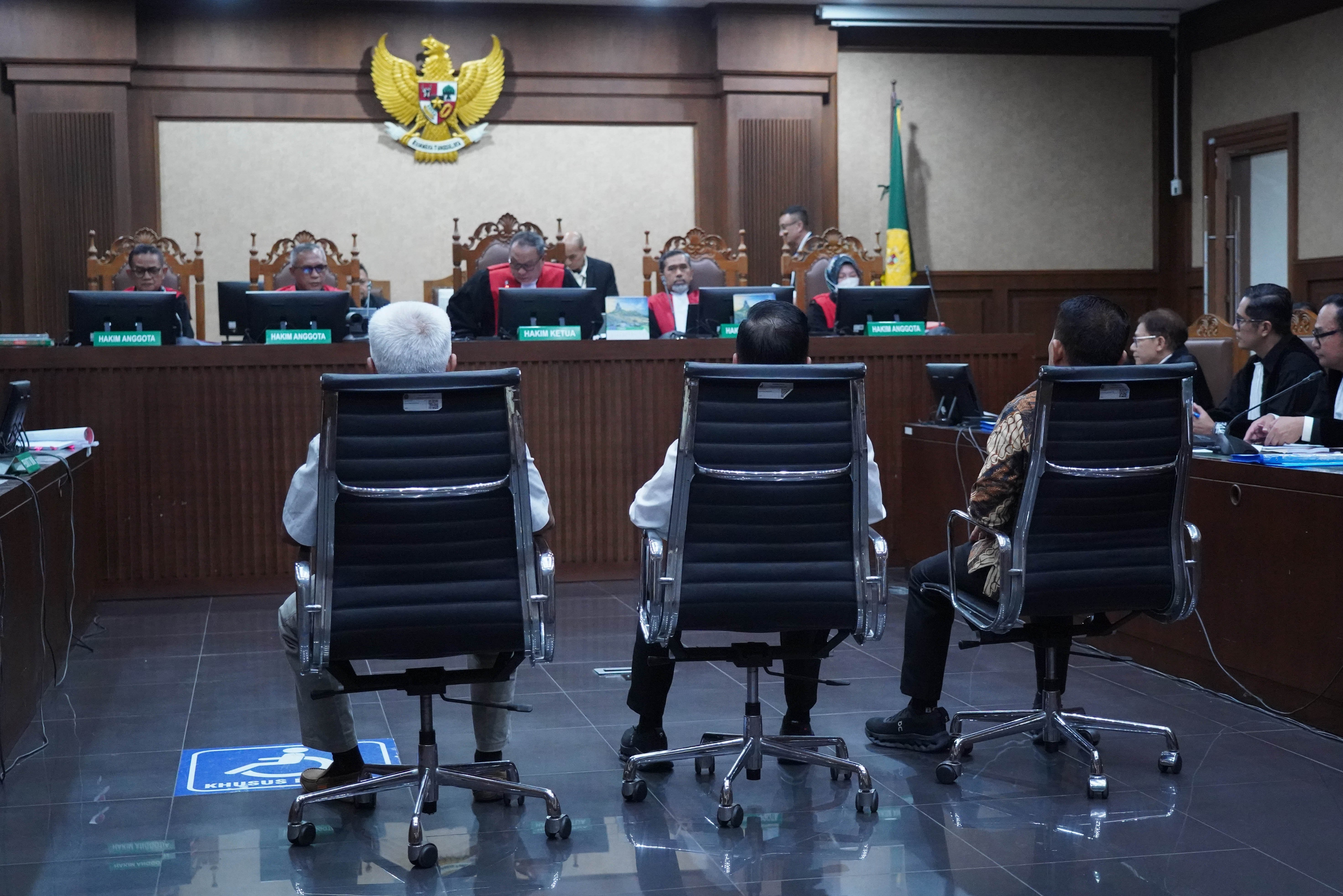 Tersangka kasus dugaan tindak pidana pencucian uang (TPPU) Febrie Adriansyah (kanan) bersama tersangka Don Ritto (tengah) dan Nurman Herin menjalani sidang perdana di Pengadilan Tipikor, Jakarta, Rabu (7/10/2026). Sidang tersebut beragendakan pembacaan dakwaan terkait kasus dugaan TPPU.