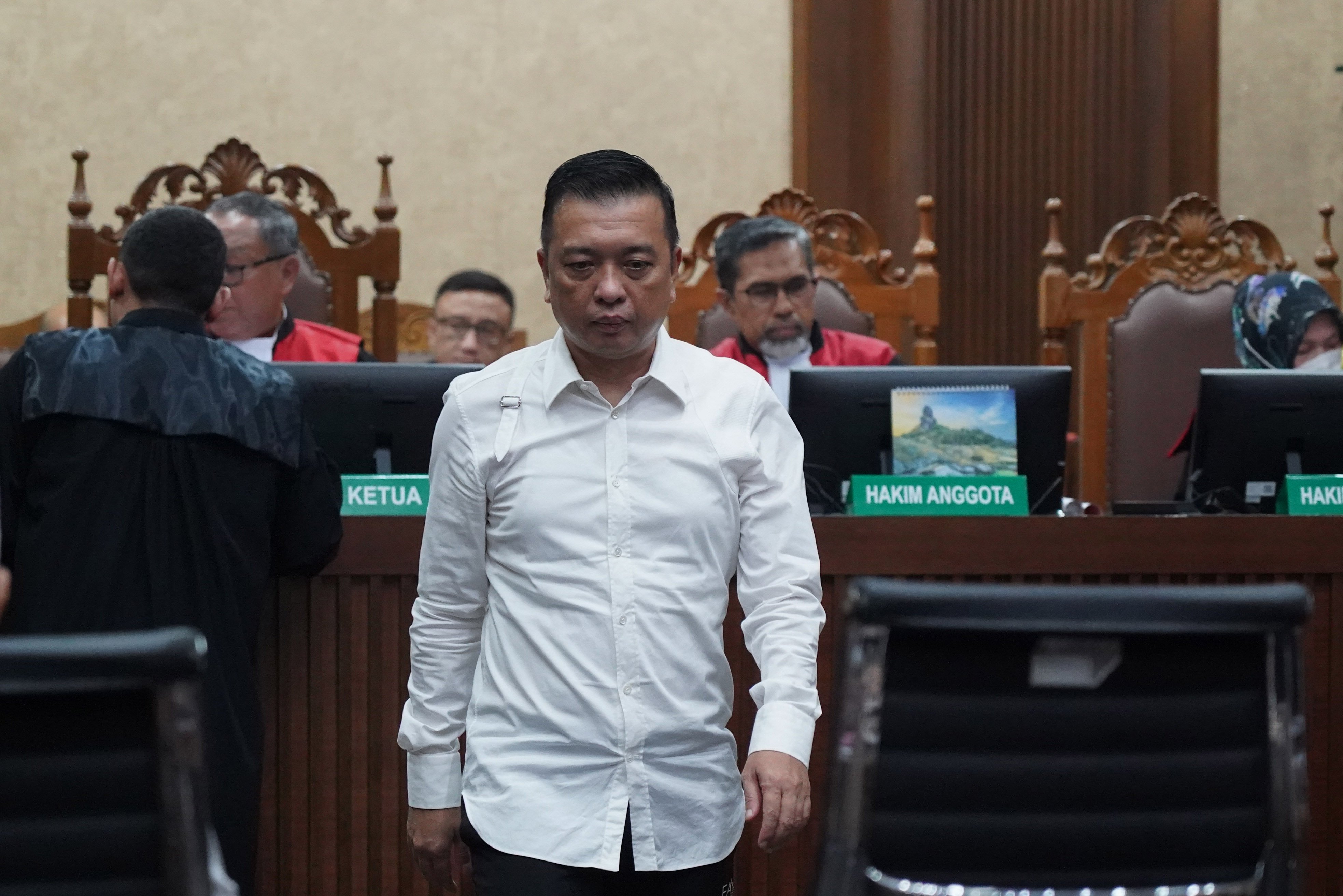 Tersangka kasus dugaan tindak pidana pencucian uang (TPPU) Don Ritto (tengah) bersiap menjalani sidang perdana di Pengadilan Tipikor, Jakarta, Rabu (7/10/2026). Sidang tersebut beragendakan pembacaan dakwaan terkait kasus dugaan TPPU yang melibatkan mantan Jampidsus Febrie Adriansyah. 