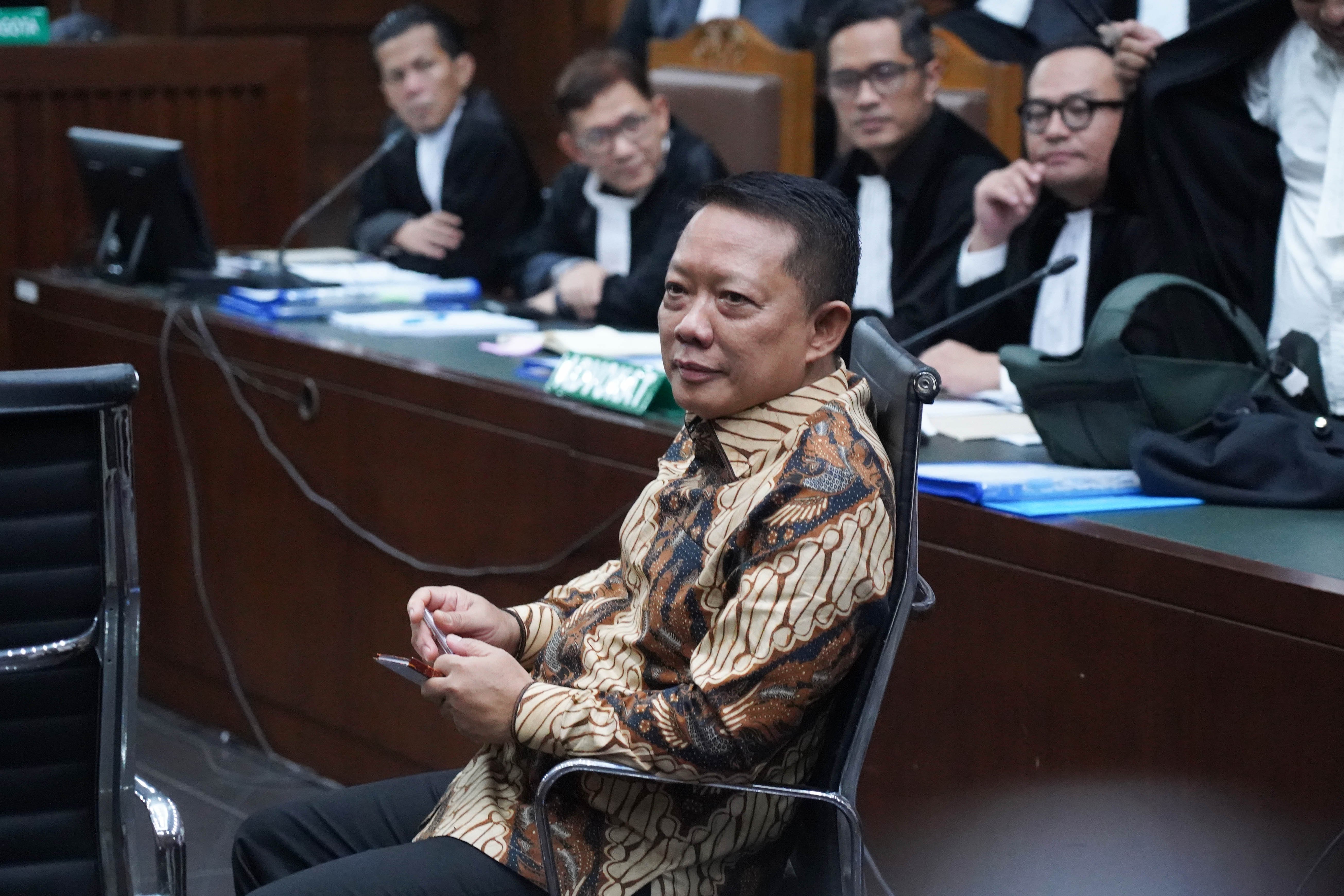 Tersangka kasus dugaan tindak pidana pencucian uang (TPPU) Febrie Adriansyah (tengah) bersiap menjalani sidang perdana di Pengadilan Tipikor, Jakarta, Rabu (7/10/2026). Sidang tersebut beragendakan pembacaan dakwaan terkait kasus dugaan TPPU.