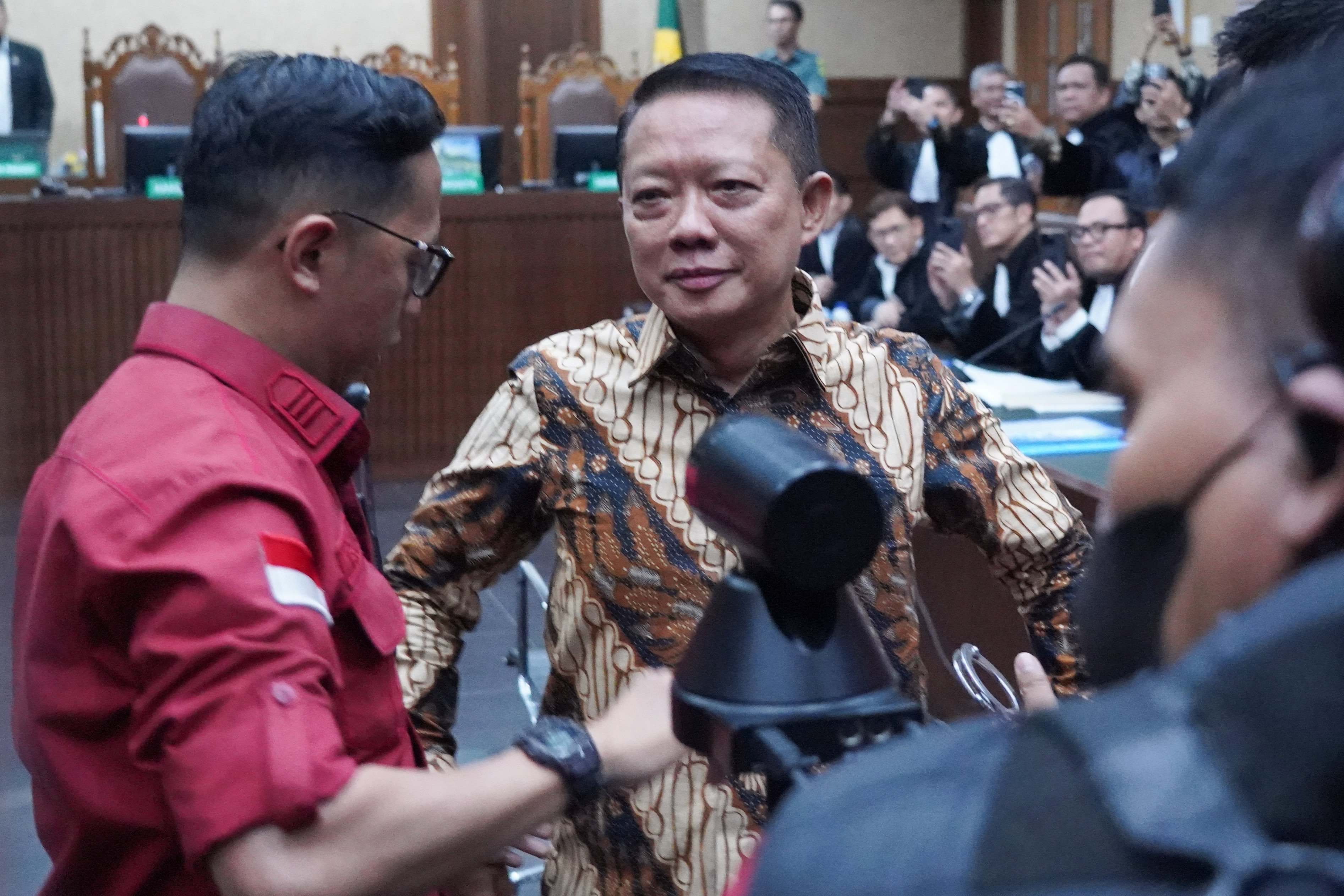 Tersangka kasus dugaan tindak pidana pencucian uang (TPPU) Febrie Adriansyah (tengah) bersiap menjalani sidang perdana di Pengadilan Tipikor, Jakarta, Rabu (7/10/2026). Sidang tersebut beragendakan pembacaan dakwaan terkait kasus dugaan TPPU.