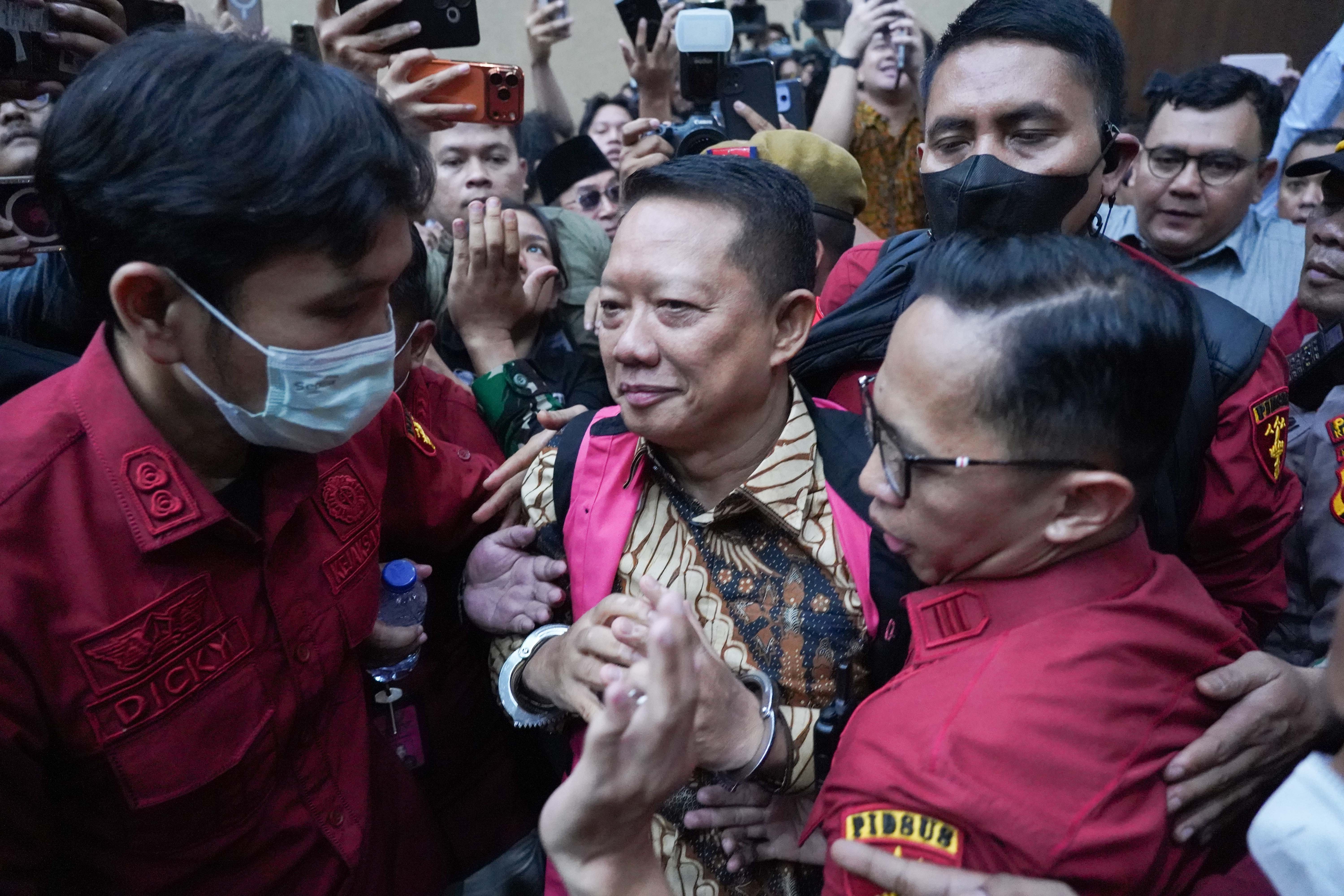 Tersangka kasus dugaan tindak pidana pencucian uang (TPPU) Febrie Adriansyah (tengah) memasuki ruangan untuk menjalani sidang perdana di Pengadilan Tipikor, Jakarta, Rabu (7/10/2026). Sidang tersebut beragendakan pembacaan dakwaan terkait kasus dugaan TPPU yang melibatkan mantan Jampidsus Febrie Adriansyah. 