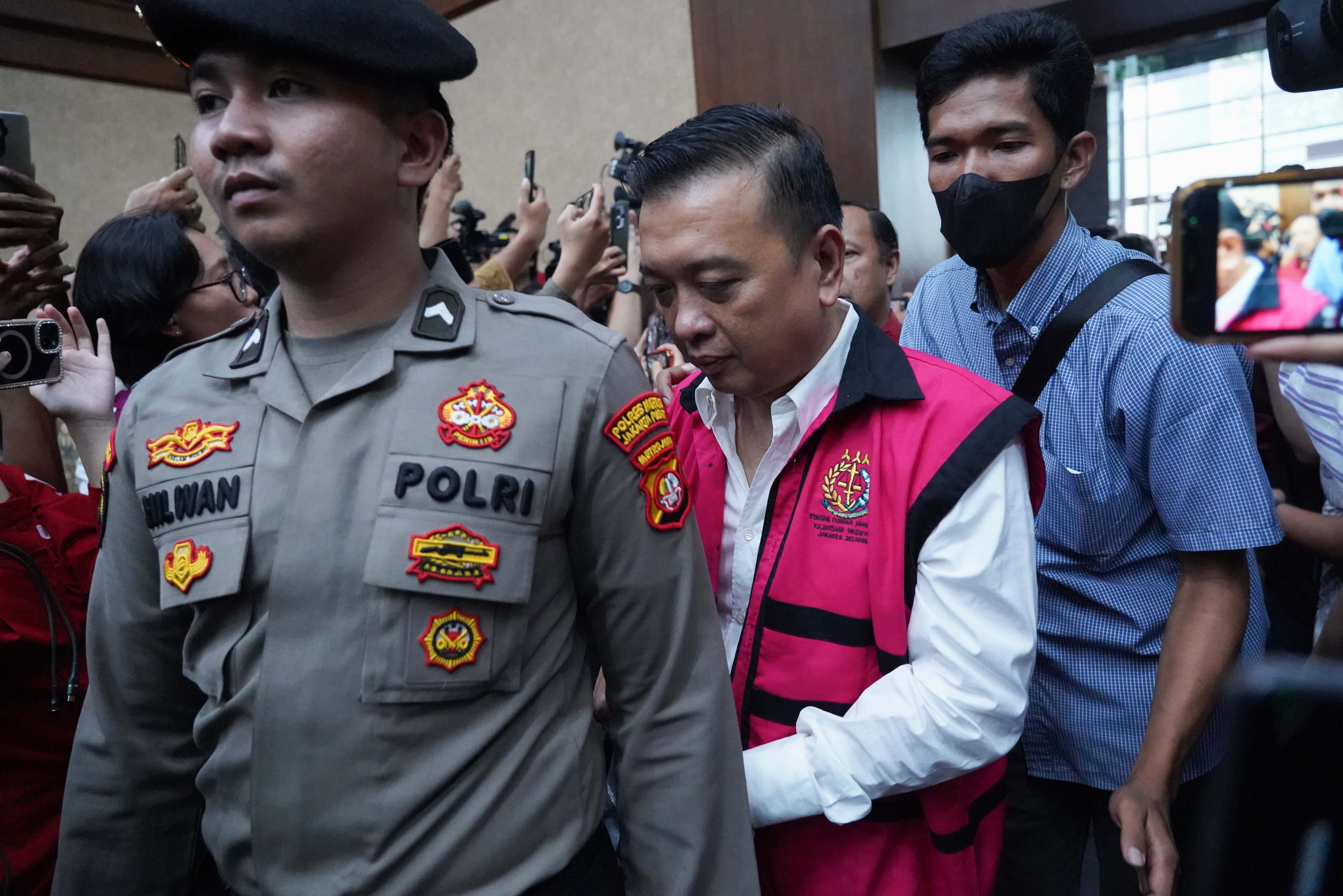 Tersangka kasus dugaan tindak pidana pencucian uang (TPPU) Don Ritto (tengah) memasuki ruangan untuk menjalani sidang perdana di Pengadilan Tipikor, Jakarta, Rabu (7/10/2026). Sidang tersebut beragendakan pembacaan dakwaan terkait kasus dugaan TPPU yang melibatkan mantan Jampidsus Febrie Adriansyah. 